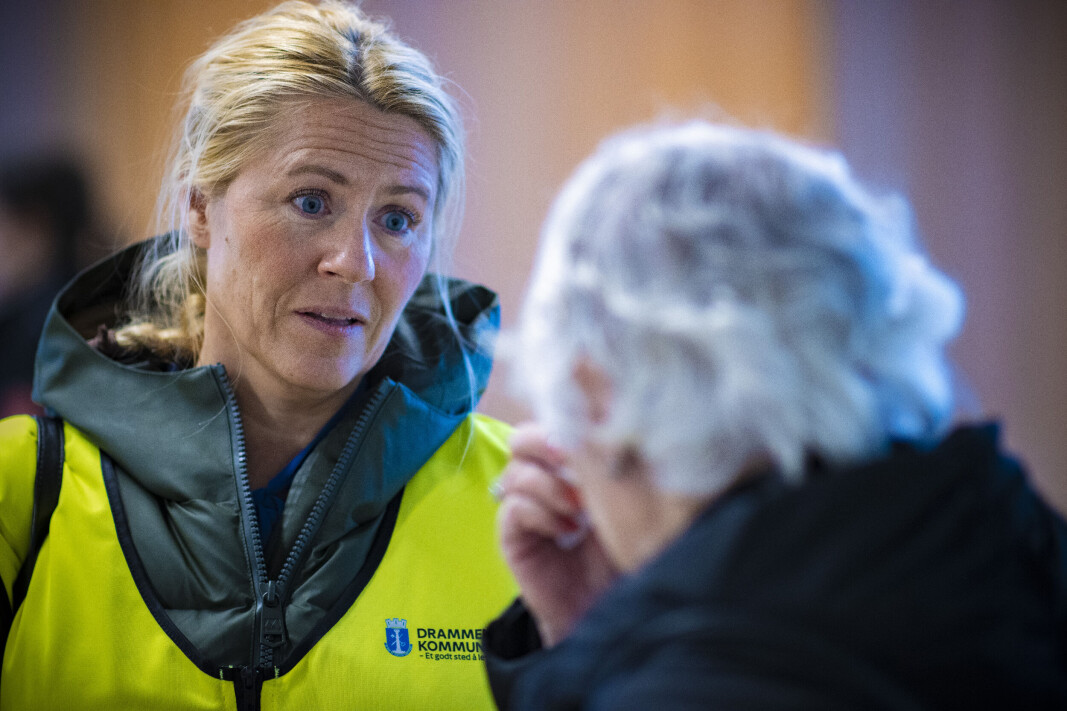 <span class=" italic" data-lab-italic_desktop="italic"><span class=" font-weight-bold" data-lab-font_weight_desktop="font-weight-bold">FIKK TRØST:</span> Grete Frøiland fikk trøst av ordfører Monica Myrvold-Berg, som også deltok på møtet med beboere og pressebriefen i etterkant torsdag ettermiddag. Begge var preget av stundens alvor og tragedien som rammet uten forvarsel torsdag ettermiddag.</span> <span class=" italic" data-lab-italic_desktop="italic"><span class=" font-weight-bold" data-lab-font_weight_desktop="font-weight-bold">FIKK TRØST:</span> Grete Frøiland fikk trøst av ordfører Monica Myrvold-Berg, som også deltok på møtet med beboere og pressebriefen i etterkant torsdag ettermiddag. Begge var preget av stundens alvor og tragedien som rammet uten forvarsel torsdag ettermiddag.</span>