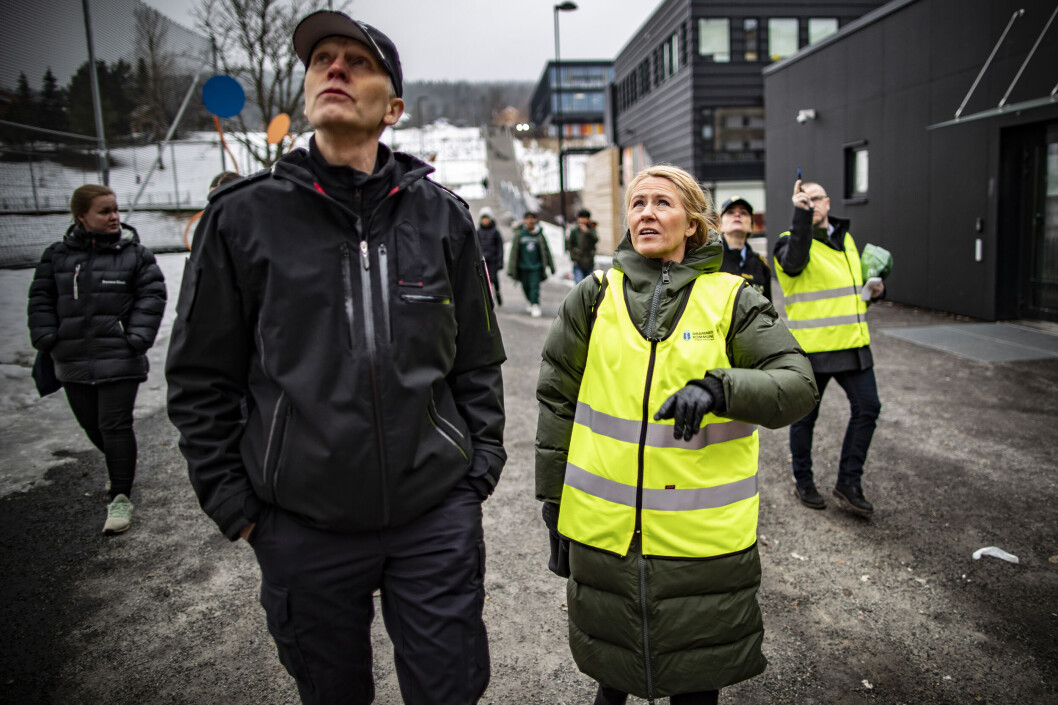 <span class=" italic" data-lab-italic_desktop="italic"><span class=" font-weight-bold" data-lab-font_weight_desktop="font-weight-bold">FIKK ORIENTERING:</span> Her forklarer brannsjef Torgeir Andersen ordføreren hvordan brannen forløp seg.</span> <span class=" italic" data-lab-italic_desktop="italic"><span class=" font-weight-bold" data-lab-font_weight_desktop="font-weight-bold">FIKK ORIENTERING:</span> Her forklarer brannsjef Torgeir Andersen ordføreren hvordan brannen forløp seg.</span>