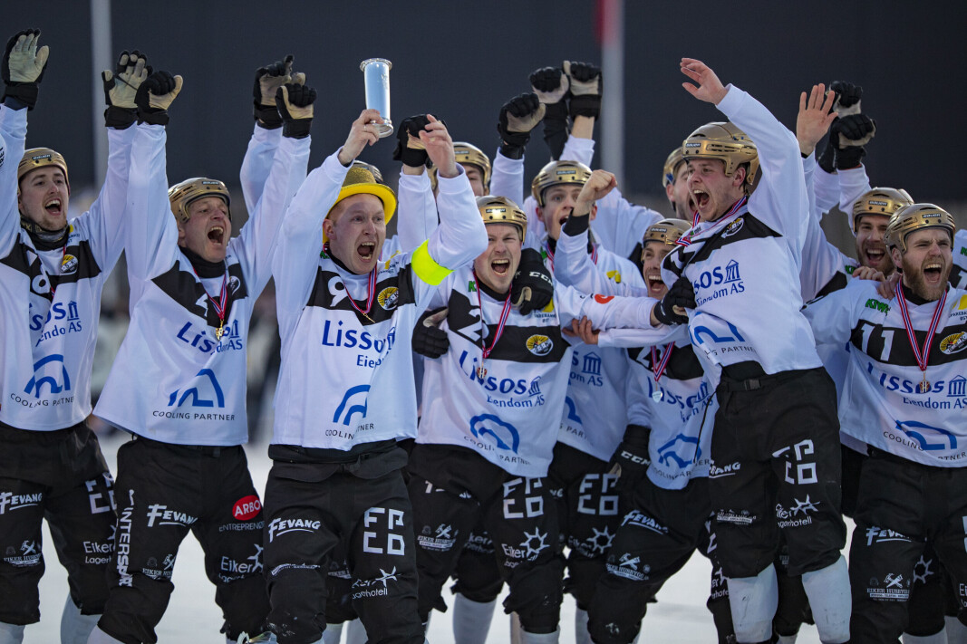 GULLJUBEL: Kaptein Petter Moen løfter klubbens 10. kongepokal til værs. GULLJUBEL: Kaptein Petter Moen løfter klubbens 10. kongepokal til værs.