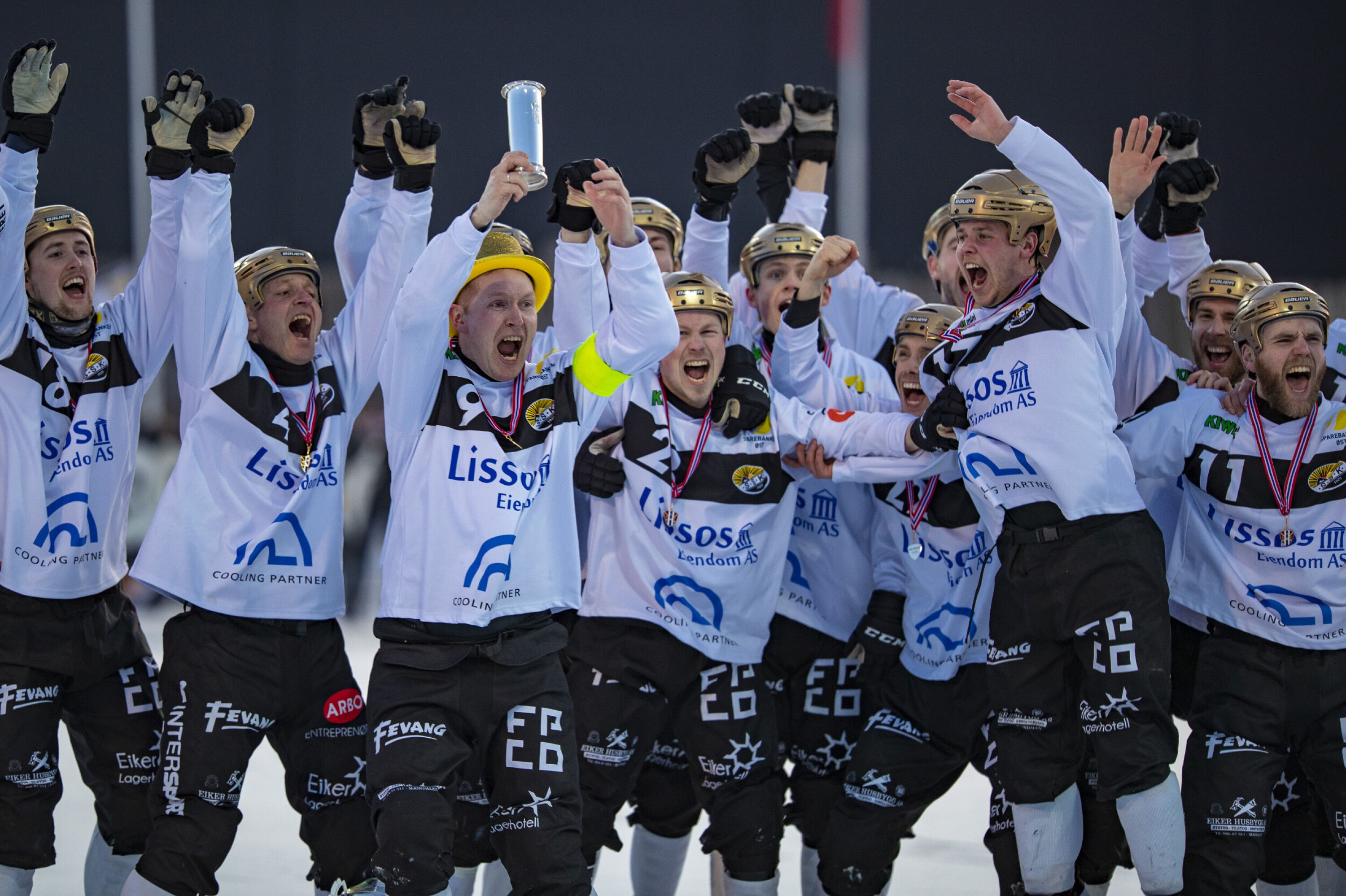 GULLJUBEL: Kaptein Petter Moen løfter klubbens 10. kongepokal til værs.