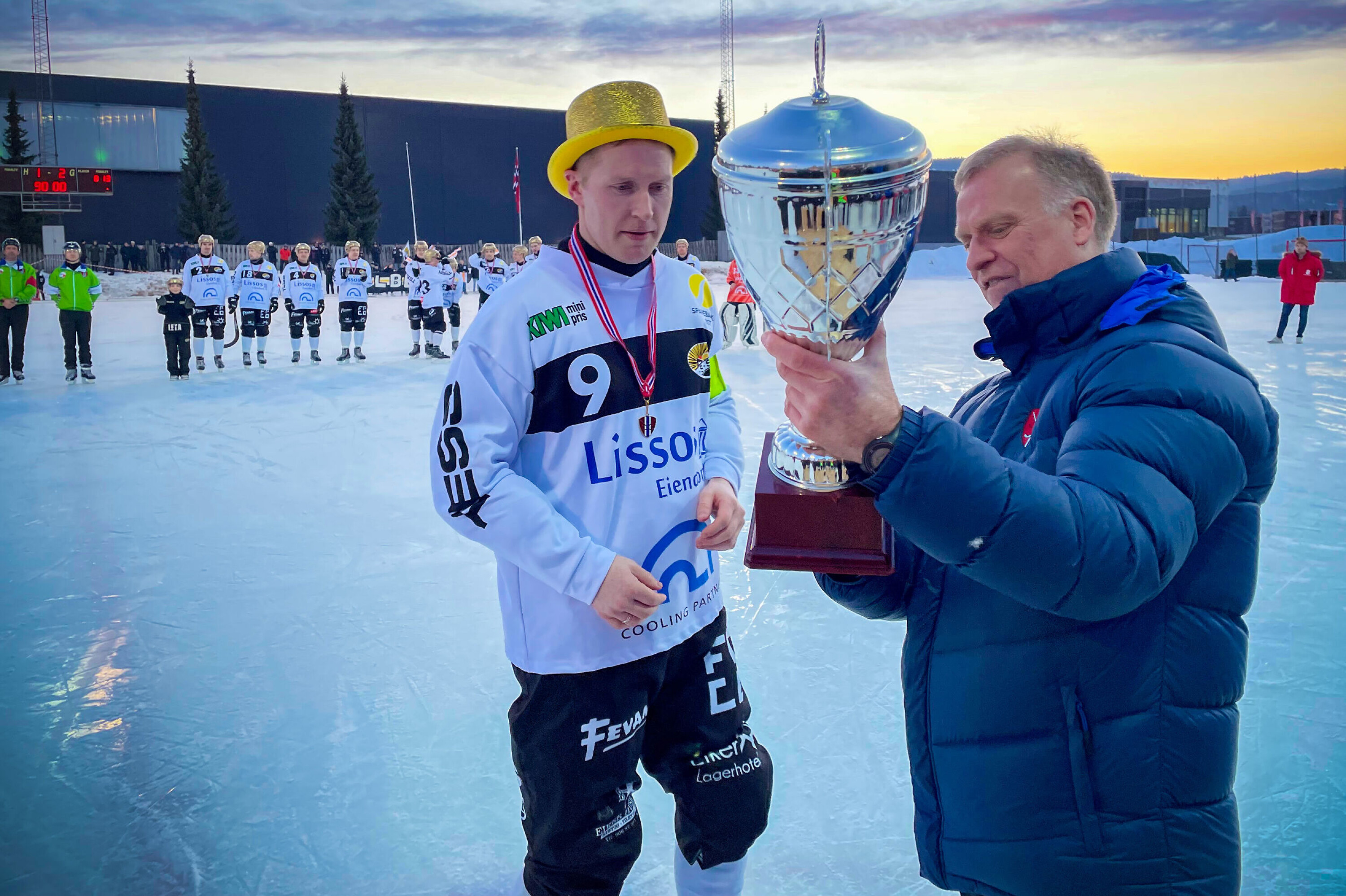 LEGGER OPP: SSK-kaptein Petter Moen (40) spilte sin siste A-kamp i NM-finalen, og mottar her vandrepokalen.