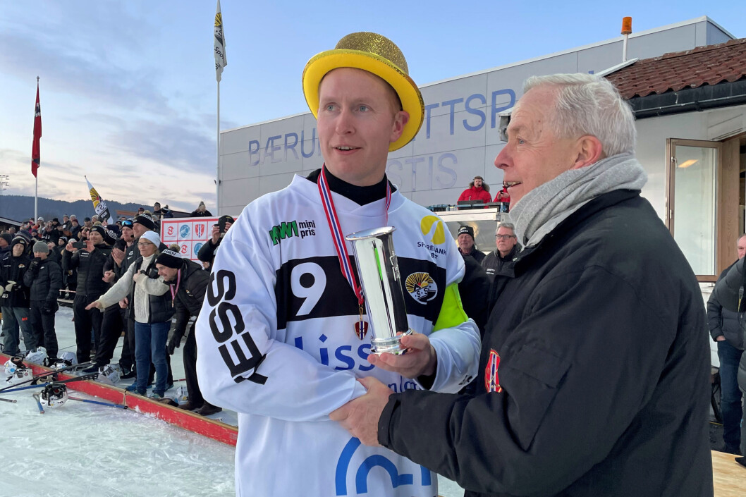 <span class=" italic" data-lab-italic_desktop="italic"><span class=" font-weight-bold" data-lab-font_weight_desktop="font-weight-bold">KONGEPOKAL:</span> Petter Moen mottar på vegne av laget kongepokalen av president Erik Hansen i Norges bandyforbund.</span> <span class=" italic" data-lab-italic_desktop="italic"><span class=" font-weight-bold" data-lab-font_weight_desktop="font-weight-bold">KONGEPOKAL:</span> Petter Moen mottar på vegne av laget kongepokalen av president Erik Hansen i Norges bandyforbund.</span>