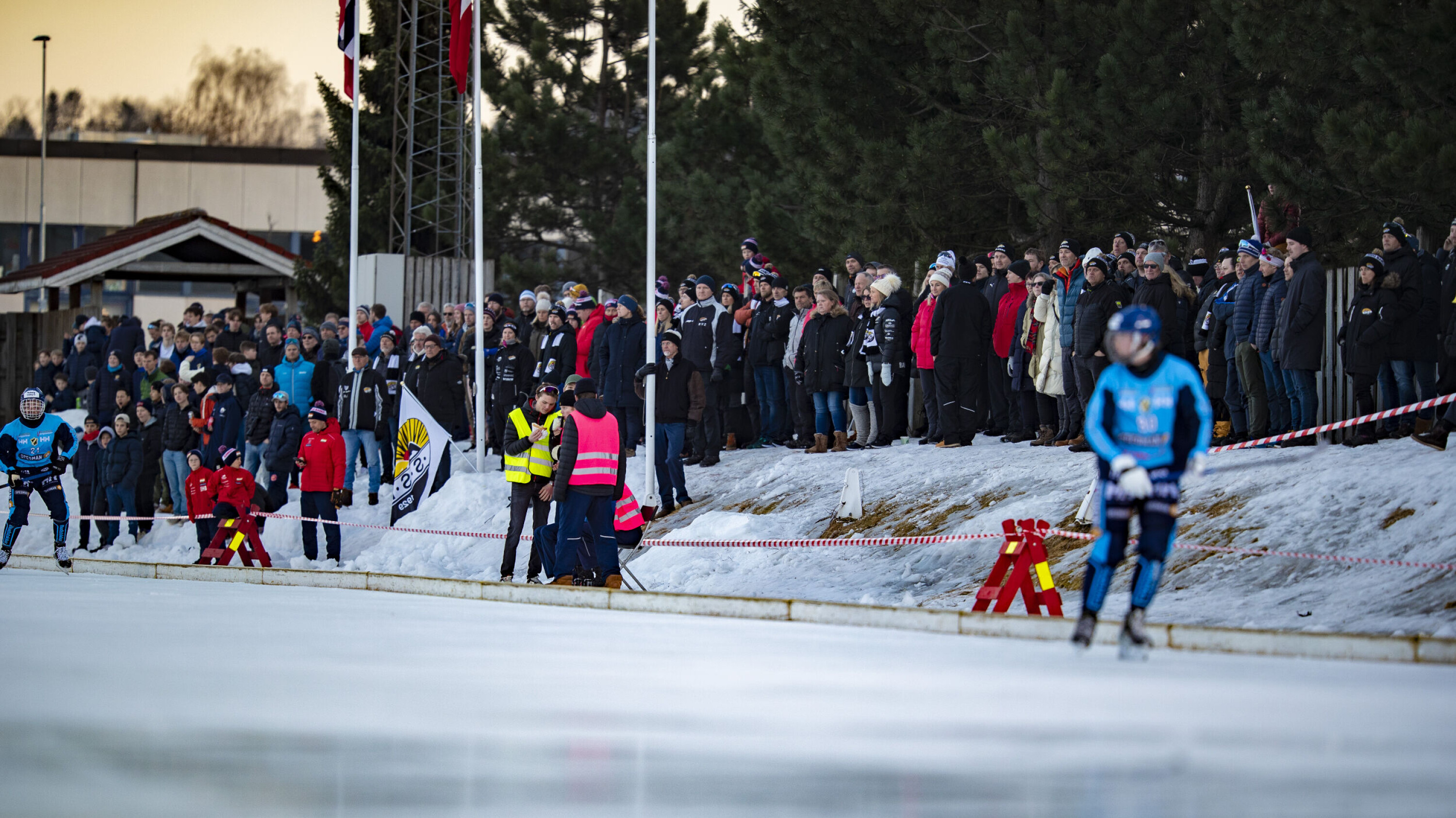 MYE FOLK: Mange hadde tatt turen fra Solbergelva for å se NM-finale.