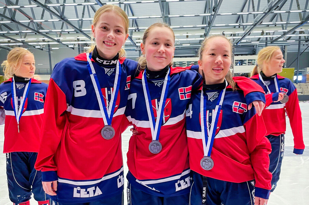 LOKALE SØLVJENTER: Fra venstre Thea Appenzeller, Andrine Høydahl og Maja Muri fra Drammen er nå offisielt blant verdens beste på trinnet under senior-nivå i damebandy. LOKALE SØLVJENTER: Fra venstre Thea Appenzeller, Andrine Høydahl og Maja Muri fra Drammen er nå offisielt blant verdens beste på trinnet under senior-nivå i damebandy.