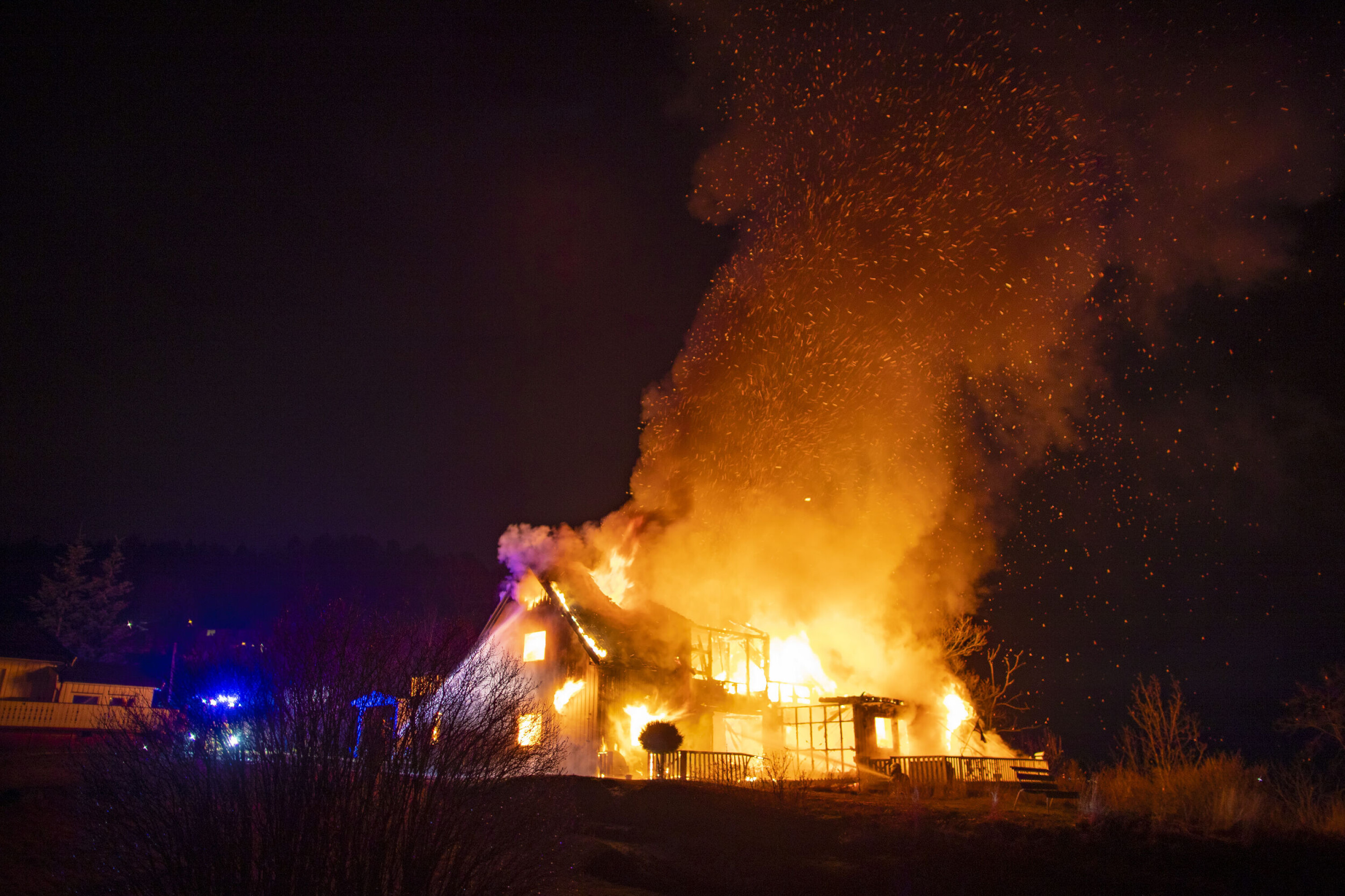 Enebolig totalskadd i brann