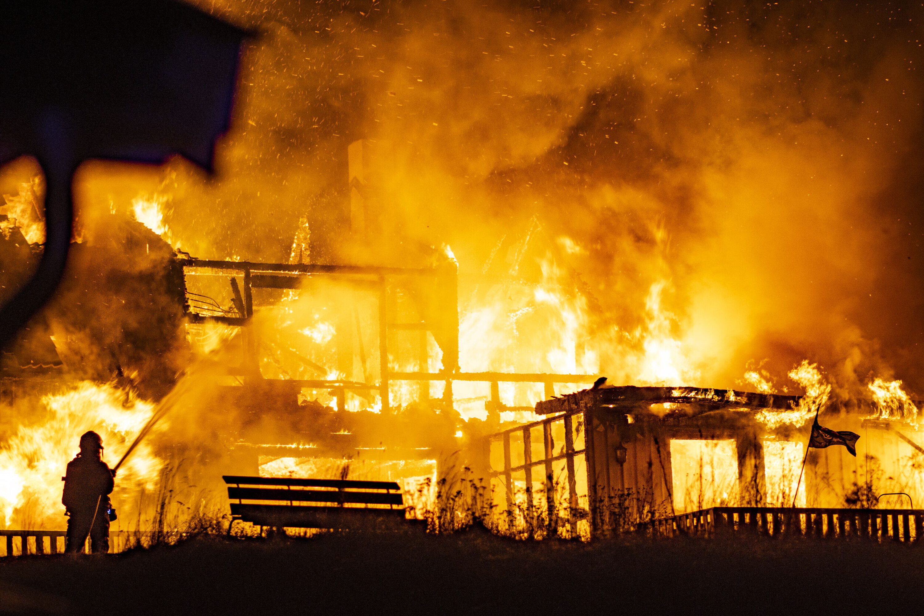 OVERTENT: Denne eneboligen i Sagbukta ligger på en knaus over Svelvikveien, og var ikke mulig å redde.