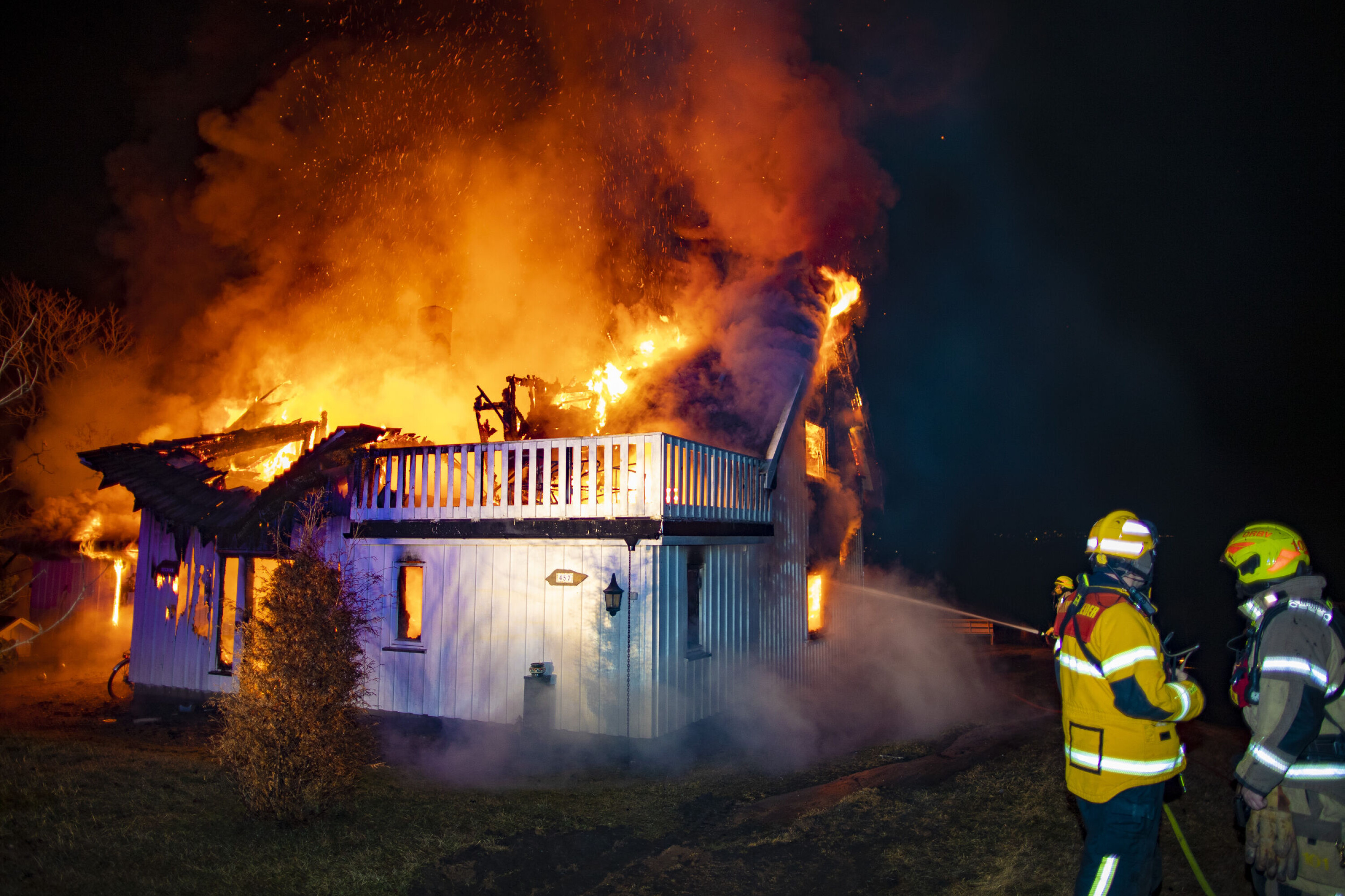 Enebolig totalskadd i brann