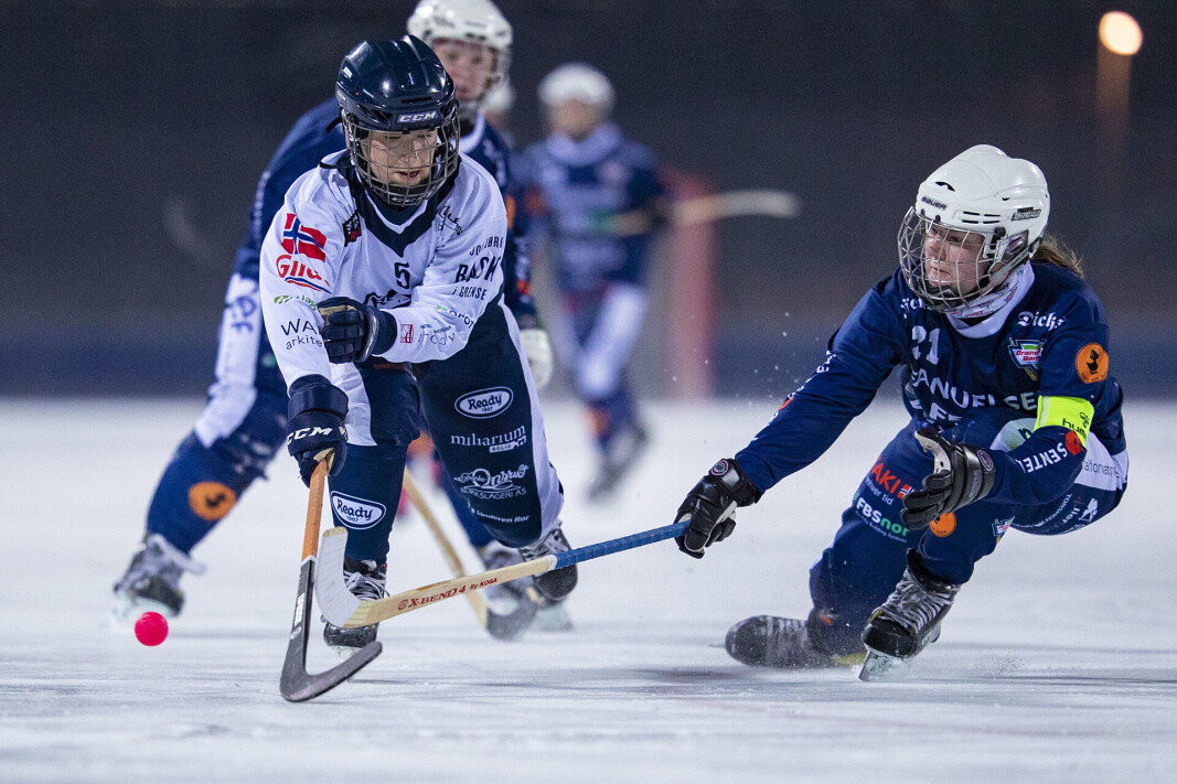 <span class=" italic" data-lab-italic_desktop="italic">Drammen-kaptein Ruth Eline Borge (t.h.) i duell med Readys Filippa Horn, også på landslaget.</span> <span class=" italic" data-lab-italic_desktop="italic">Drammen-kaptein Ruth Eline Borge (t.h.) i duell med Readys Filippa Horn, også på landslaget.</span>