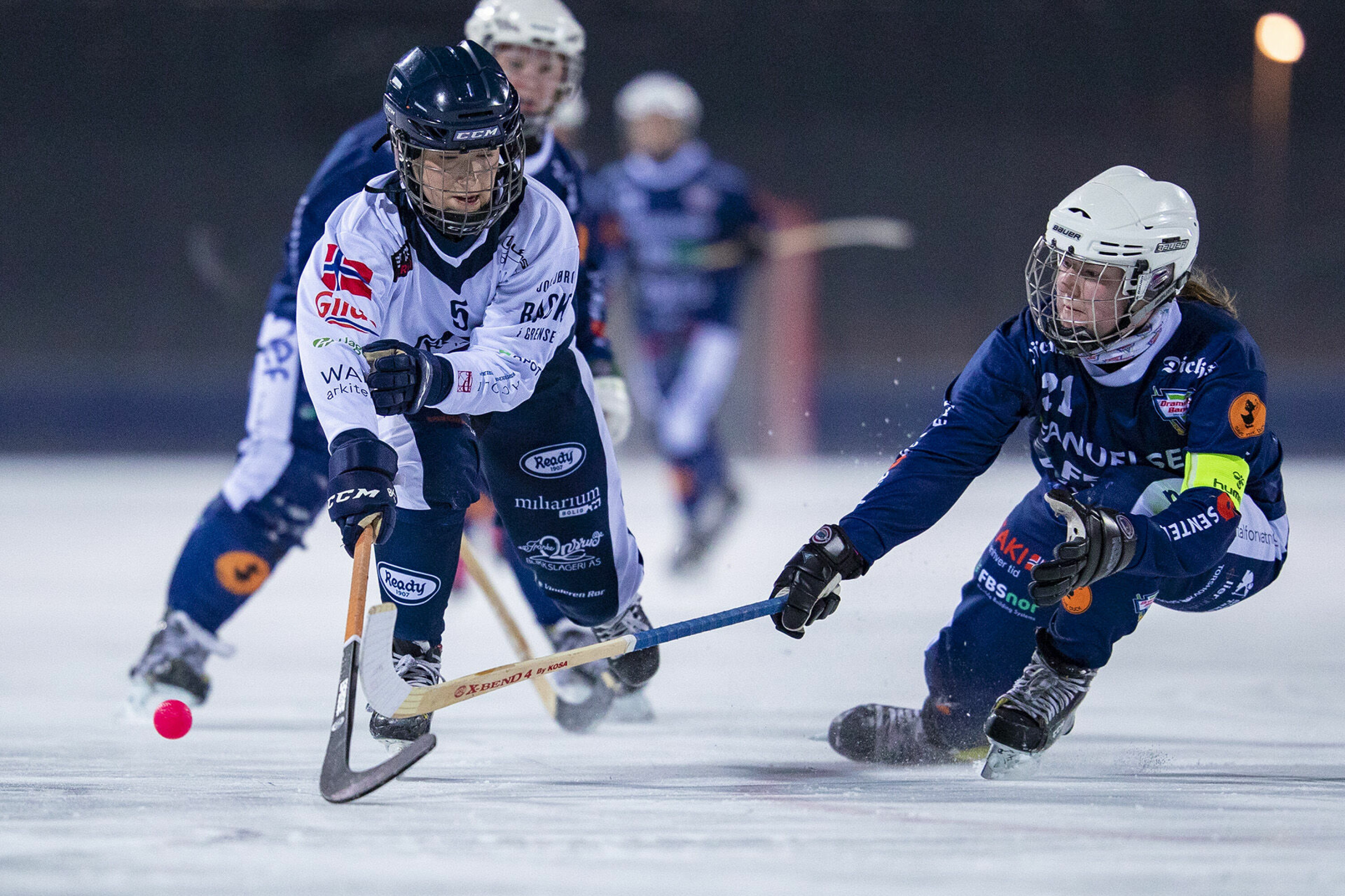 Drammen-kaptein Ruth Eline Borge (t.h.) i duell med Readys Filippa Horn, også på landslaget.