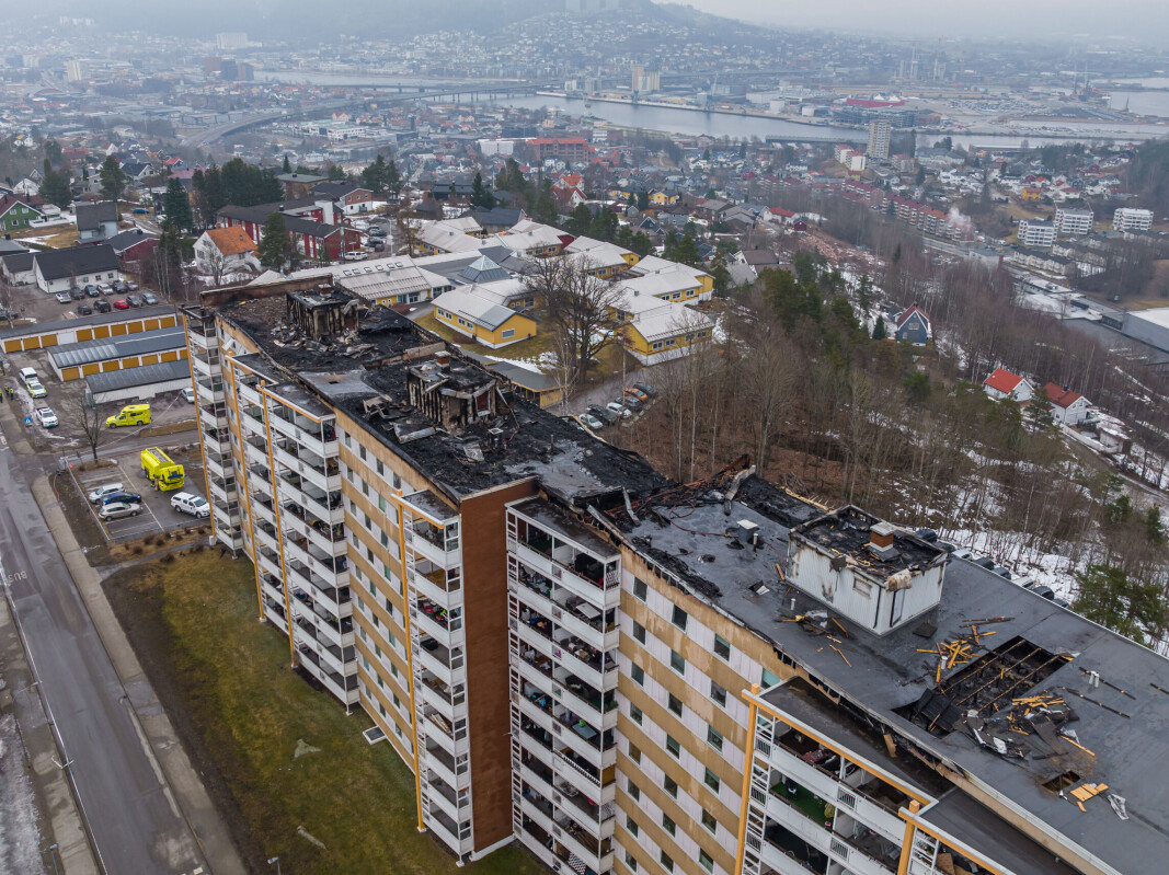 OVER 300 HUSLØSE: Over 300 mennesker bor i den brannskadde blokka. Ingen får tidlig flytte inn før etter et halvt år. OVER 300 HUSLØSE: Over 300 mennesker bor i den brannskadde blokka. Ingen får tidlig flytte inn før etter et halvt år.