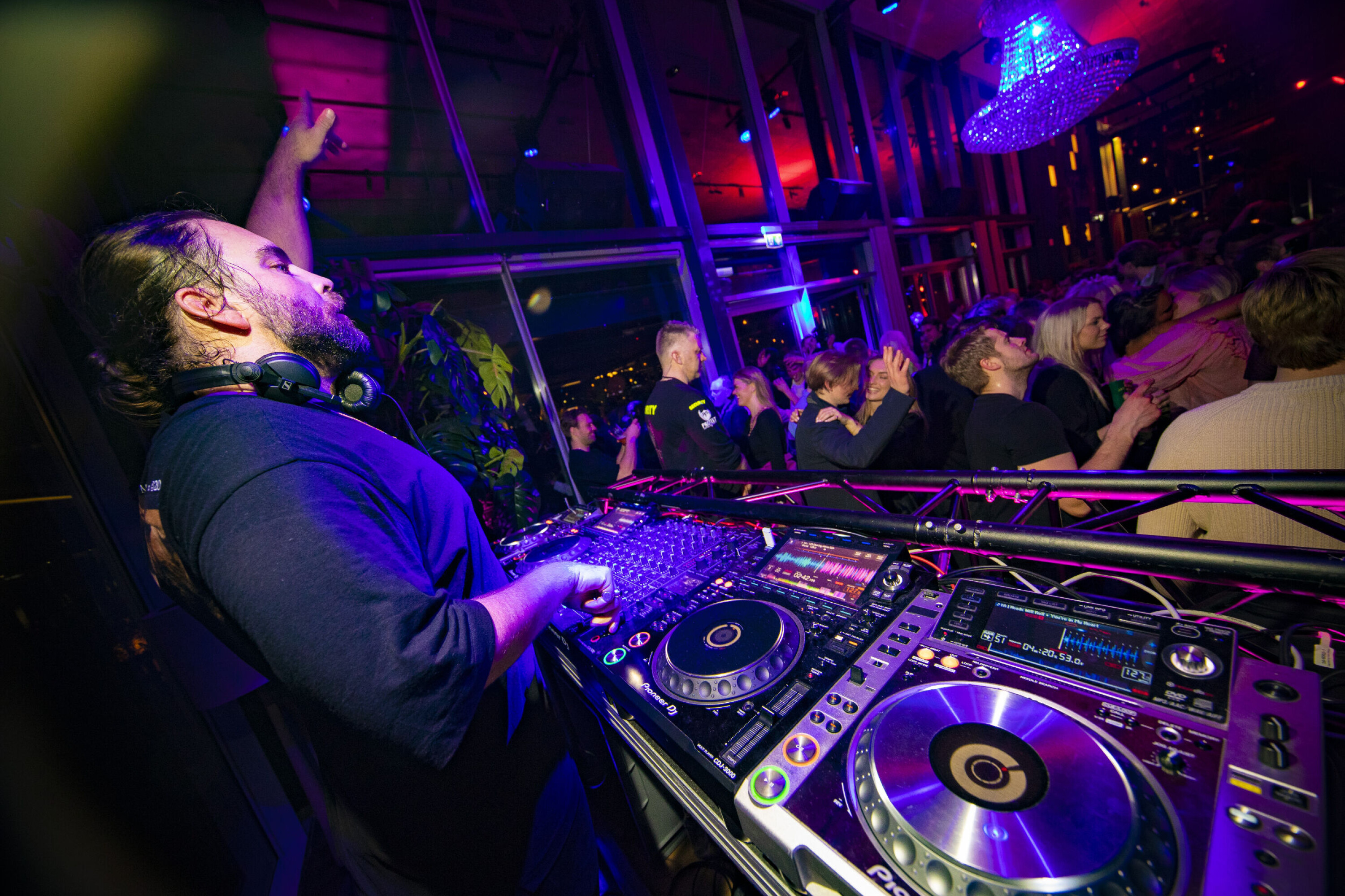 SATTE STEMNINGEN: DJ, musikkprodusent og The Voice-mentor CLMD kjørte showet på «Kawa Natt» til søndag.