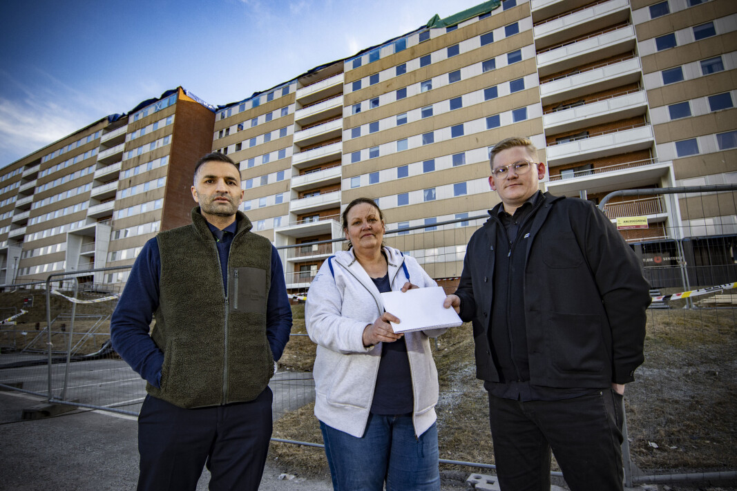 BARMHJERTIGHETENS TRIO: Initiativtager og varehussjef for Elkjøp på Gulskogen Safi Rana (t.v) og daglig leder Simon Petterson hos Møbelringen på Åssiden overrasket Tanja Vatnås fra Blå Kors i Drammen med 30.000 kroner og gavekort til de familiene som står uten innboforsikring. BARMHJERTIGHETENS TRIO: Initiativtager og varehussjef for Elkjøp på Gulskogen Safi Rana (t.v) og daglig leder Simon Petterson hos Møbelringen på Åssiden overrasket Tanja Vatnås fra Blå Kors i Drammen med 30.000 kroner og gavekort til de familiene som står uten innboforsikring.