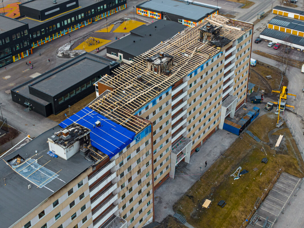 SIKRER BYGGET: Forrige uke startet jobben med å bygge et midlertidig «tak over taket», for å sikre mot nedbør. Reisverk er på plass og presenning trukket over. På nesten mirakuløst vis har bygningen vært forskånet fra nedbør helt siden det brant, og har fått tid til å tørke etter slukkejobben. Samtidig er det en fordel at mye av restauringen nå kan foregå på sommertid. SIKRER BYGGET: Forrige uke startet jobben med å bygge et midlertidig «tak over taket», for å sikre mot nedbør. Reisverk er på plass og presenning trukket over. På nesten mirakuløst vis har bygningen vært forskånet fra nedbør helt siden det brant, og har fått tid til å tørke etter slukkejobben. Samtidig er det en fordel at mye av restauringen nå kan foregå på sommertid.