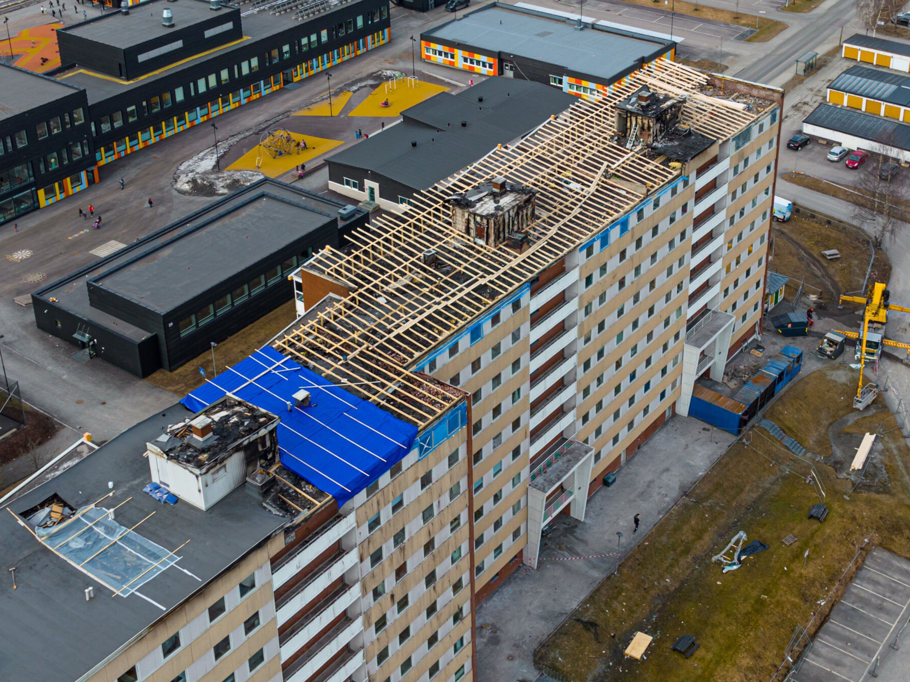 SIKRER BYGGET: Forrige uke startet jobben med å bygge et midlertidig «tak over taket», for å sikre mot nedbør. Reisverk er på plass og presenning trukket over. På nesten mirakuløst vis har bygningen vært forskånet fra nedbør helt siden det brant, og har fått tid til å tørke etter slukkejobben. Samtidig er det en fordel at mye av restauringen nå kan foregå på sommertid.