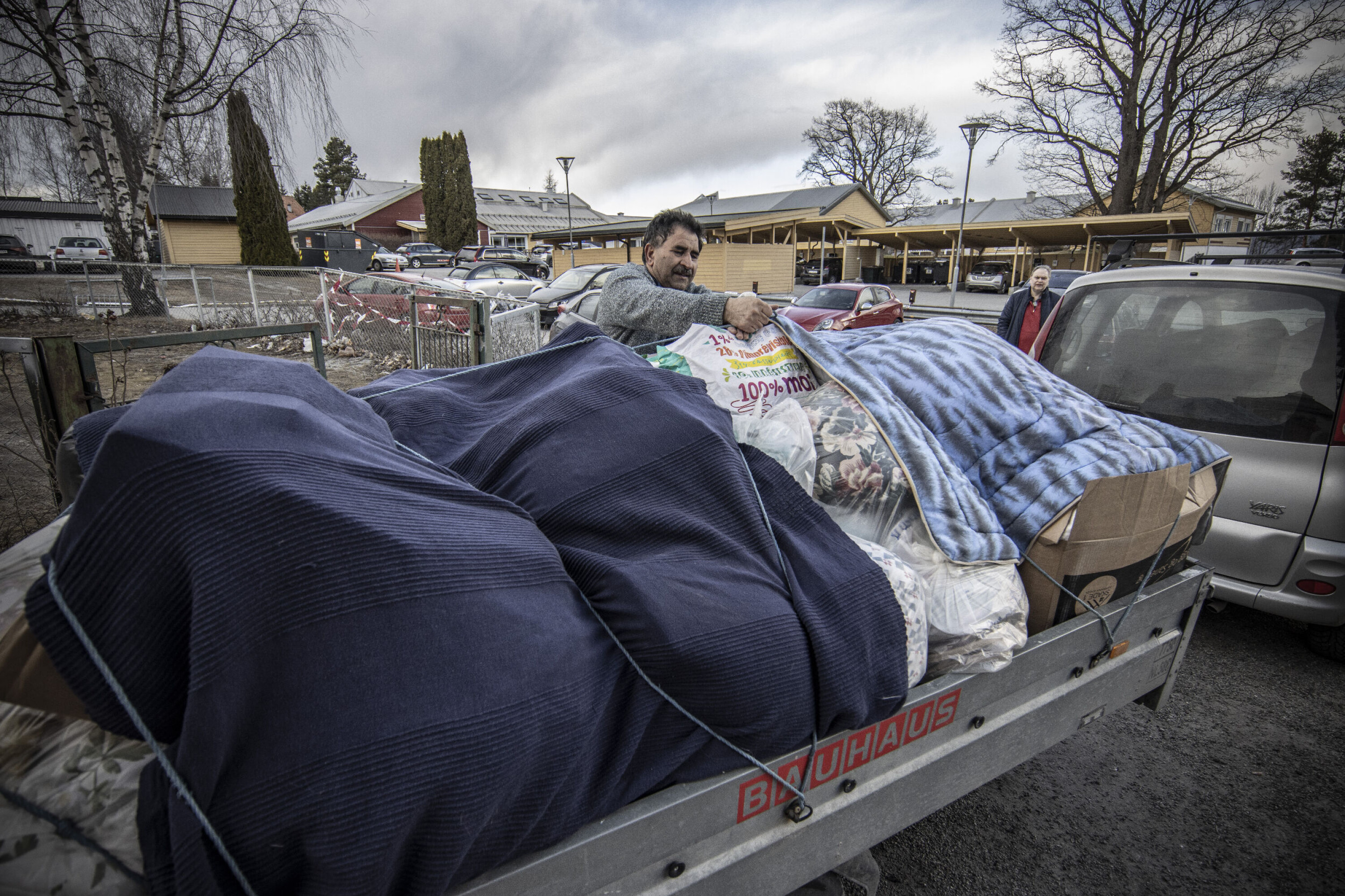 FLYTTELASS: Zardad Kan Alizai hadde hendene fulle torsdag ettermiddag.