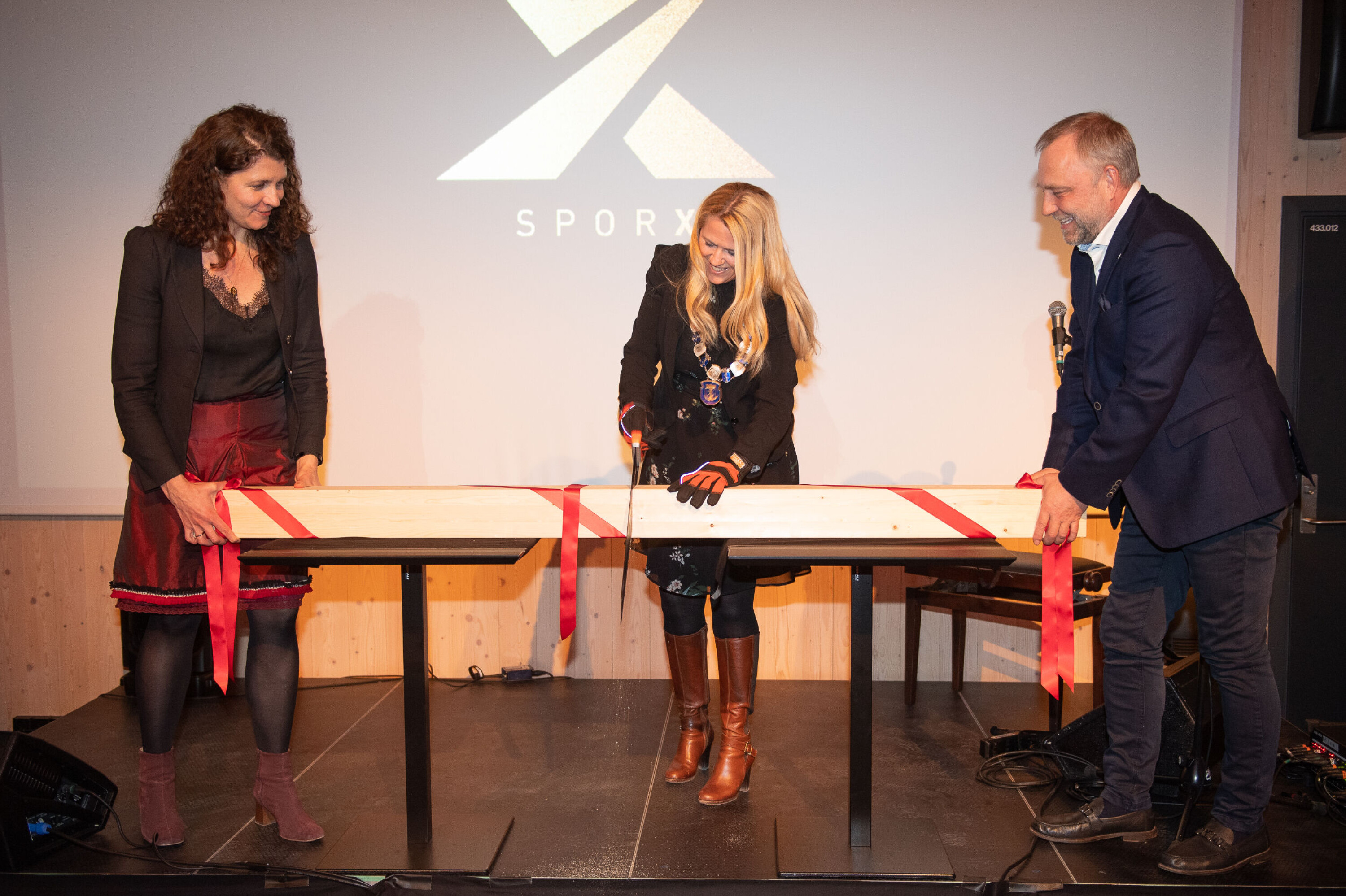 SporX ble åpnet av Drammens ordfører Monica Myrvold Berg som sagde over en limtrebjelke. Som håndlangere fungerte daglig leder i Grønn Byggallianse, Katharina Bramslev og eier