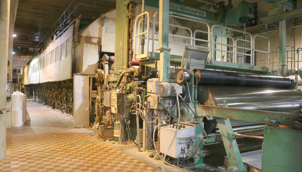 Papirmaskinen på Hellefoss har stått stille i nesten onsdag etter brann i et lager. Vanligvis produserer denne 600 meter papir i minuttet, tilsvarende tusen tonn i uka.
