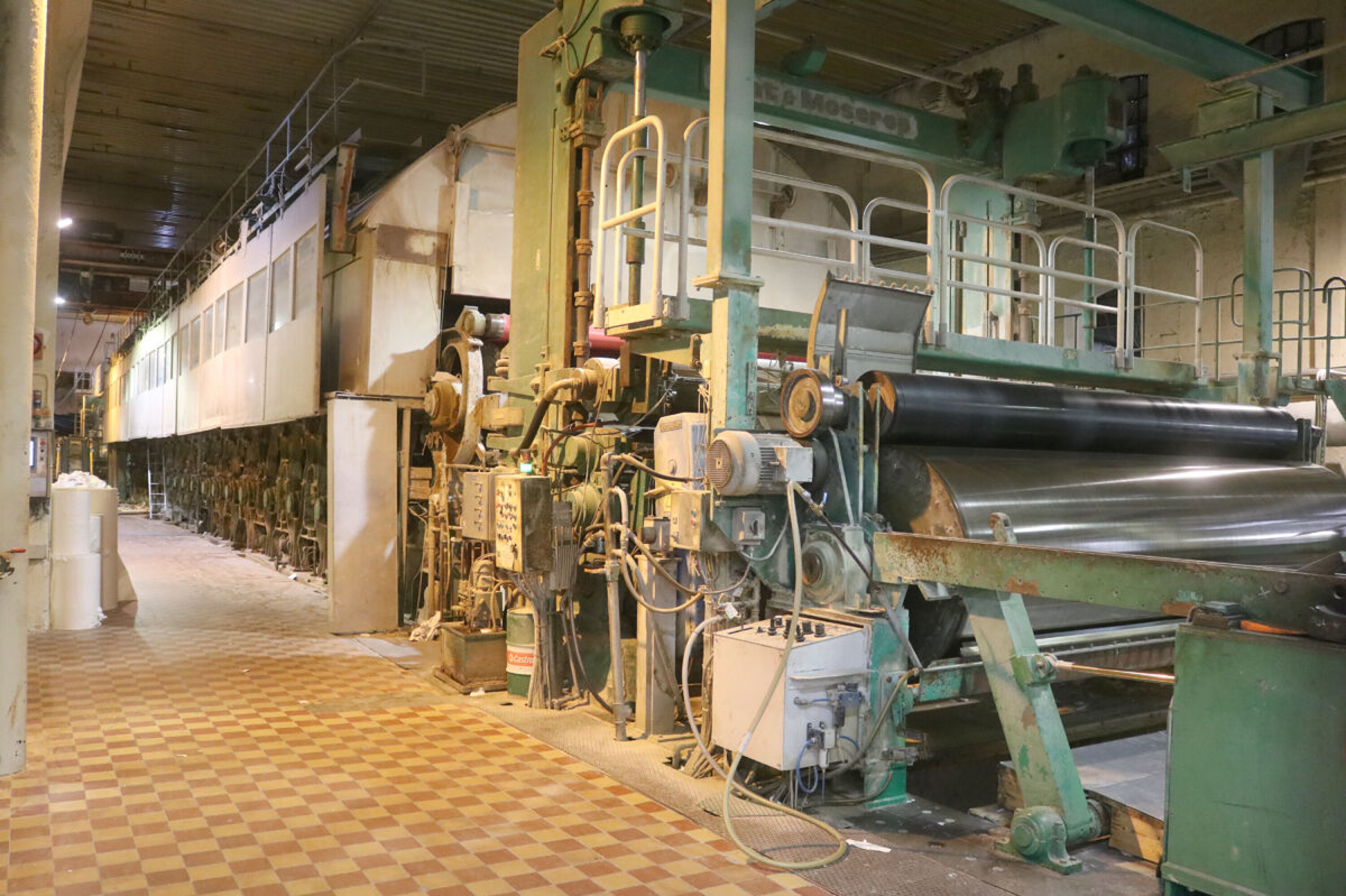 Papirmaskinen på Hellefoss har stått stille i nesten onsdag etter brann i et lager. Vanligvis produserer denne 600 meter papir i minuttet, tilsvarende tusen tonn i uka.