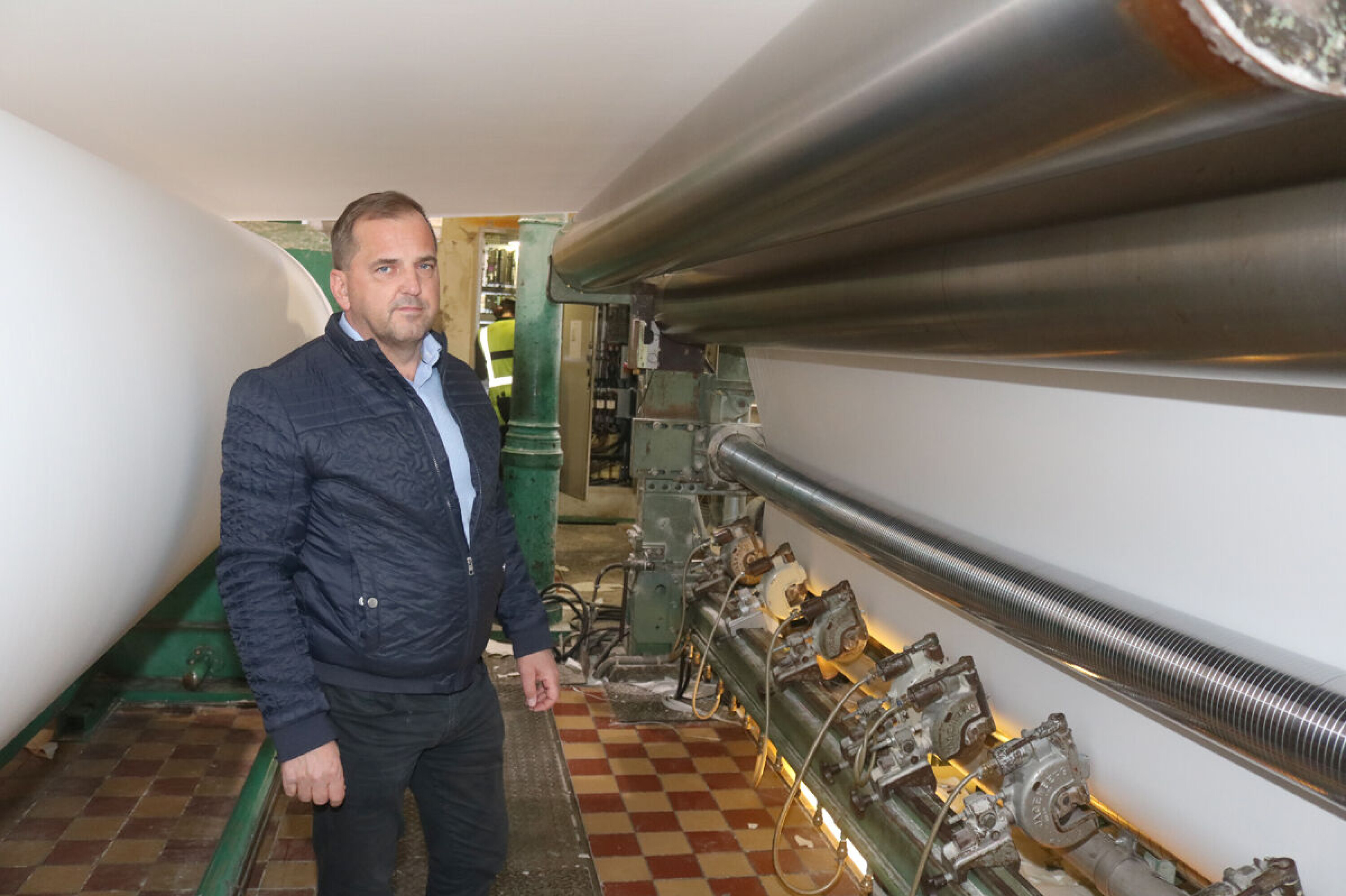 Fabrikksjef Geir Harbu var ikke på fabrikken da det begynte å brenne igjen i dag. Nå håper han at de slipper flere stopp i produksjonen. Ordrebøkene er nemlig fulle og de må kjøre døgnet rundt for å dekke etterspørselen.