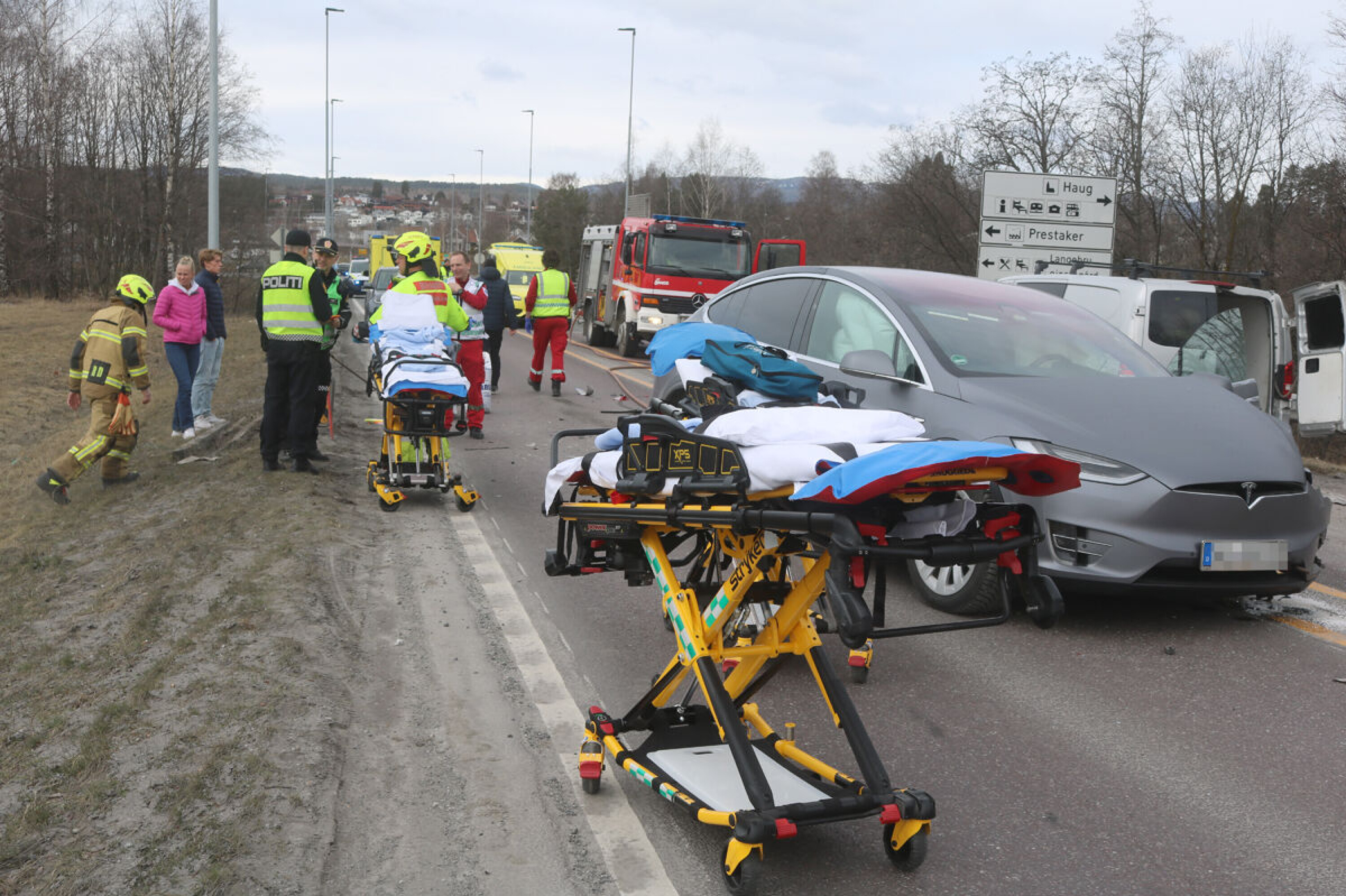 Fire biler involvert i frontkollisjon på E134