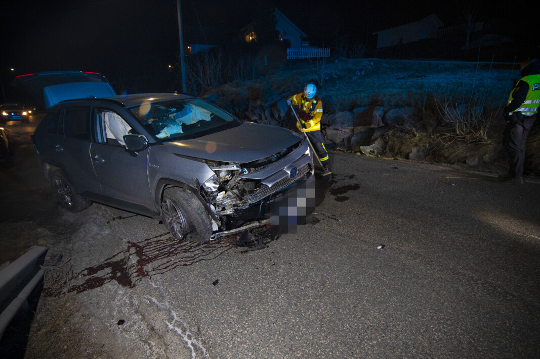 KRAFTIG SMELL: Bilen fikk store skader og alle airbagene løste ut i sammenstøtet med fjellveggen til høyre i bildet, hvor det ble liggende flere vrakdeler. Her har brannvesenet snudd bilen etter at den ble liggende på siden. KRAFTIG SMELL: Bilen fikk store skader og alle airbagene løste ut i sammenstøtet med fjellveggen til høyre i bildet, hvor det ble liggende flere vrakdeler. Her har brannvesenet snudd bilen etter at den ble liggende på siden.
