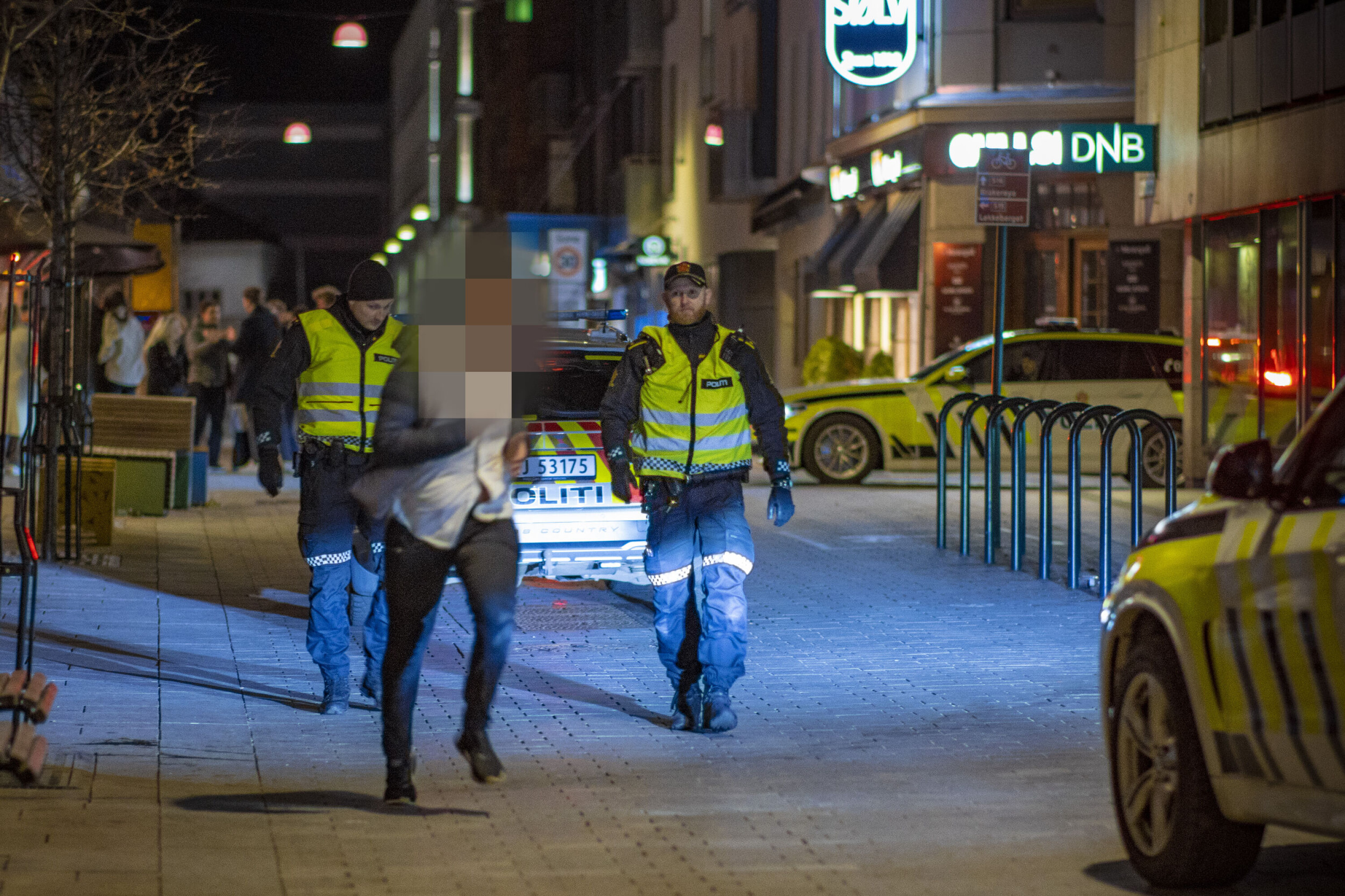 TOK BEINA FATT: Et par karer som hadde vært involvert i en ordensforstyrrelse forsøkte å stikke da politiet kom, men ble anholdt av patruljene på torget.