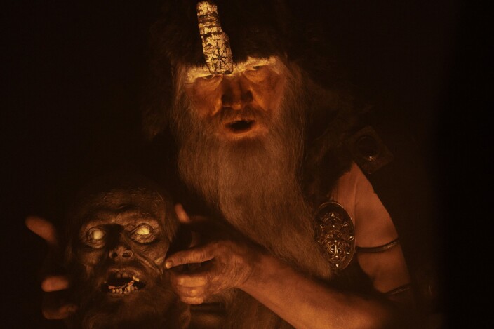 <span class=" italic" data-lab-italic_desktop="italic">Islandske Ingvar Sigurdsson spiller en mannlig heks som bruker et avhogd hode til å kommunisere med underverdenen, i sann norrøn stil (Odin og Mimes hode).</span> <span class=" italic" data-lab-italic_desktop="italic">Islandske Ingvar Sigurdsson spiller en mannlig heks som bruker et avhogd hode til å kommunisere med underverdenen, i sann norrøn stil (Odin og Mimes hode).</span>