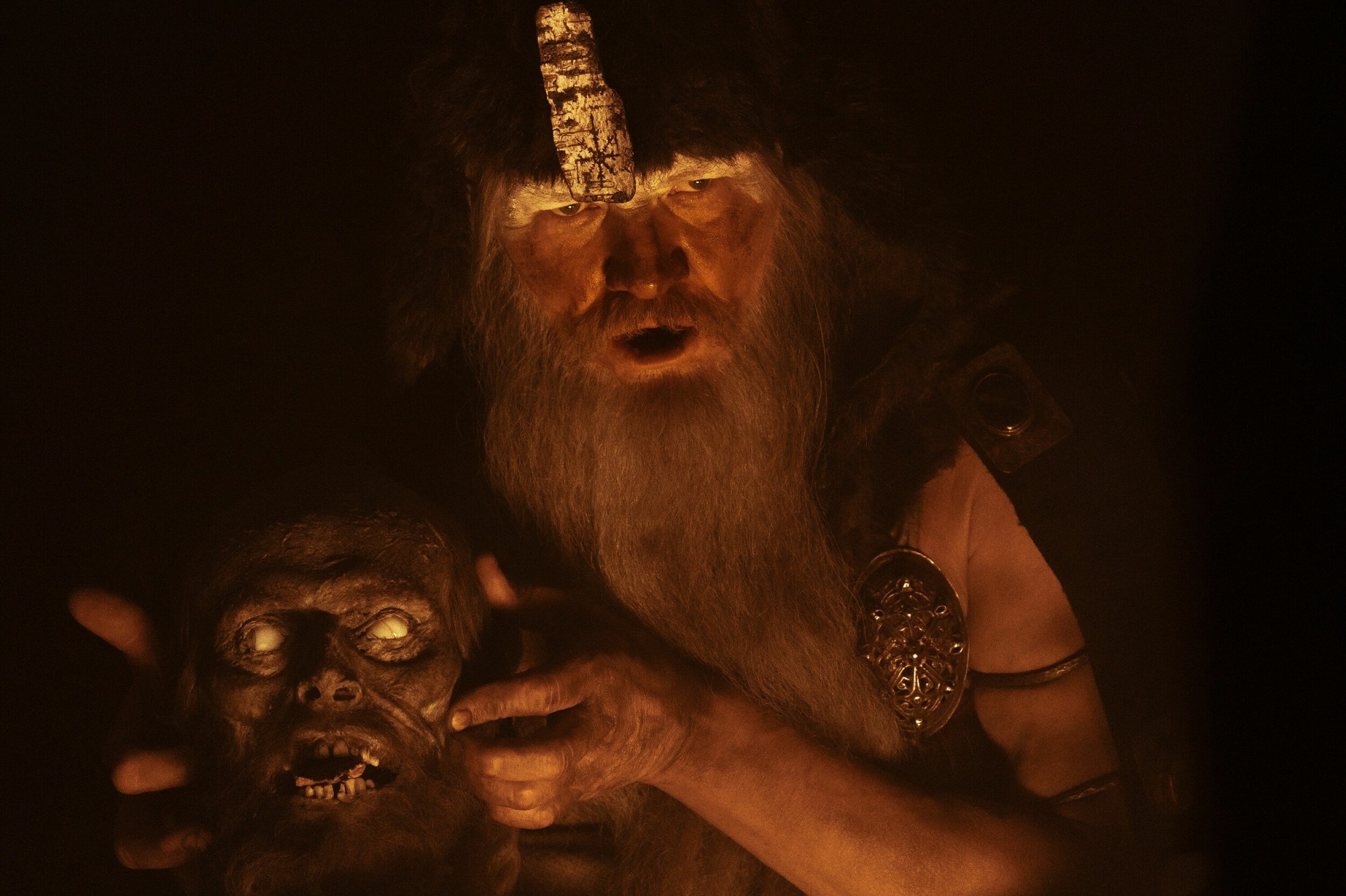 Islandske Ingvar Sigurdsson spiller en mannlig heks som bruker et avhogd hode til å kommunisere med underverdenen, i sann norrøn stil (Odin og Mimes hode).