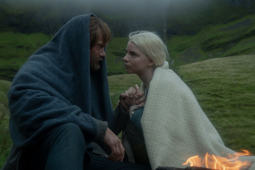 <span class=" italic" data-lab-italic_desktop="italic">Det blir også tid til en liten kjærlighetshistorie med 20 år yngre Anya Taylor-Joy, som spiller den slaviske slaven Olga</span> <span class=" italic" data-lab-italic_desktop="italic">Det blir også tid til en liten kjærlighetshistorie med 20 år yngre Anya Taylor-Joy, som spiller den slaviske slaven Olga</span>