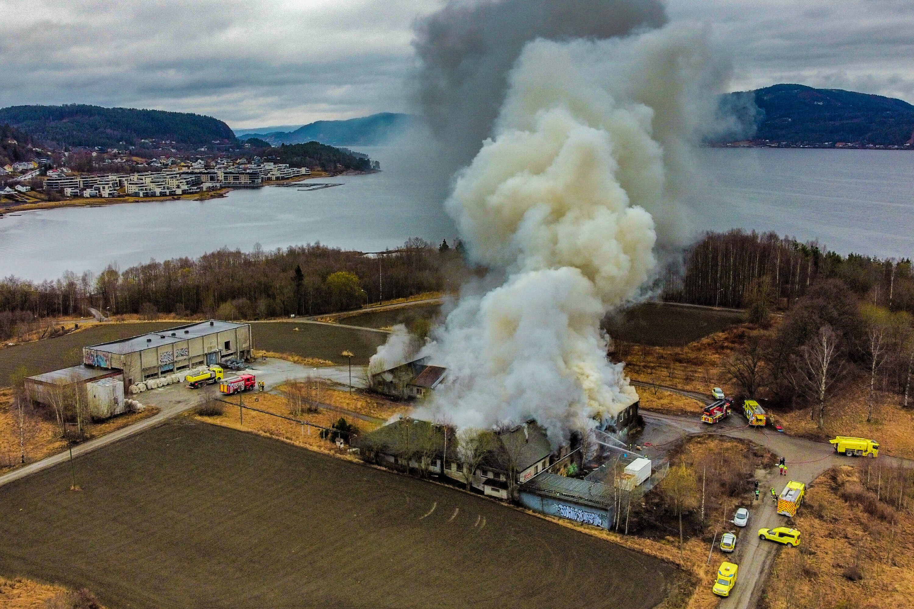 STOR RØYKUTVIKLING: Røyken går mot Lahell/Engersand Havn og over Drammensfjorden.