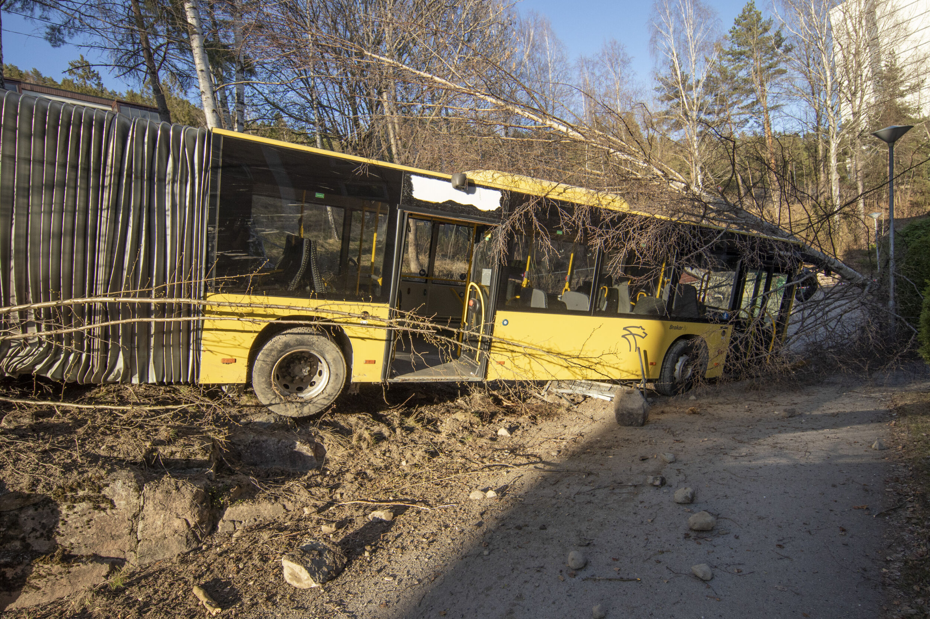 Løpsk leddbuss traff to personer og braste utfor skråning