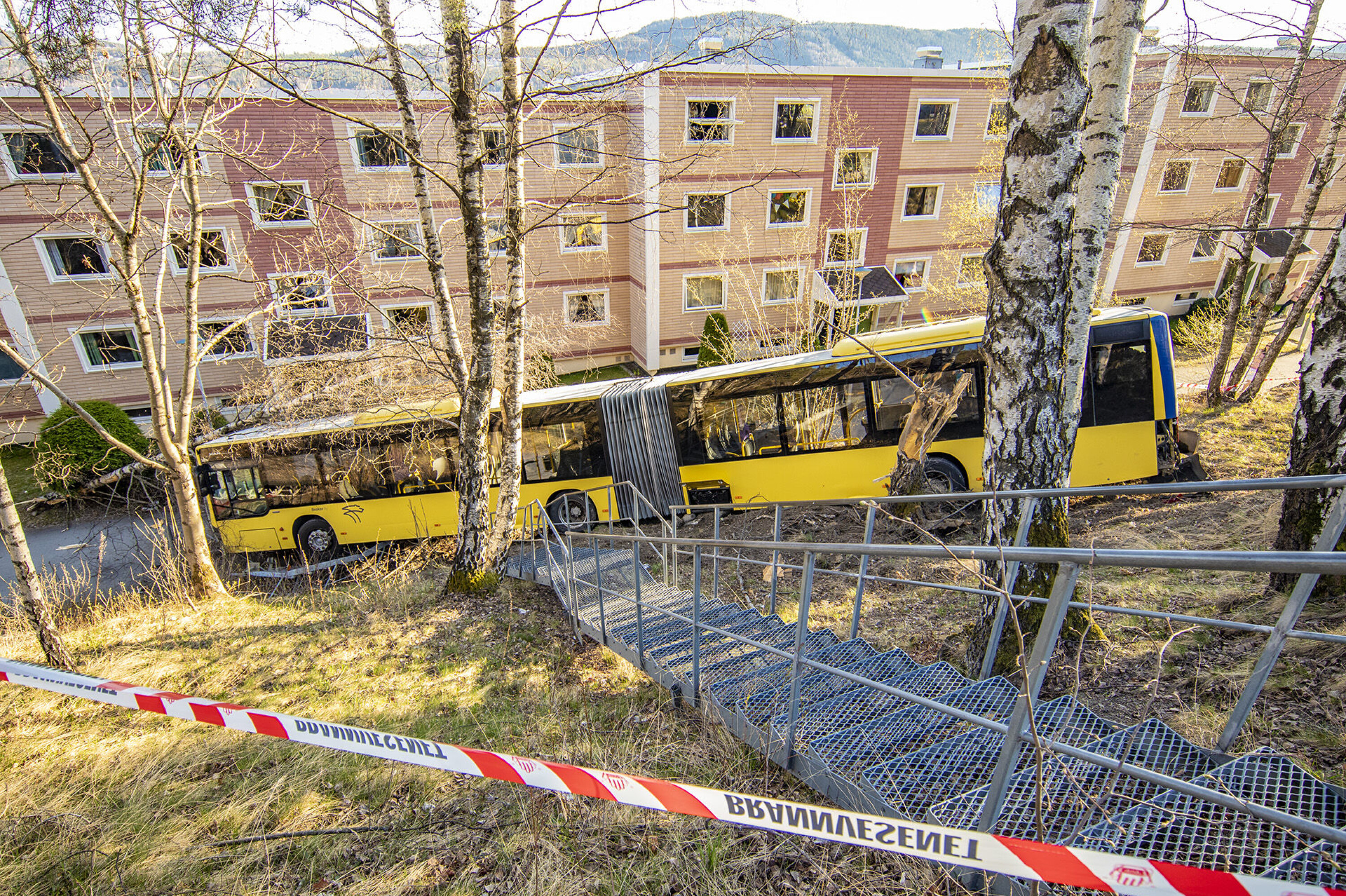 Løpsk leddbuss traff to personer og braste utfor skråning