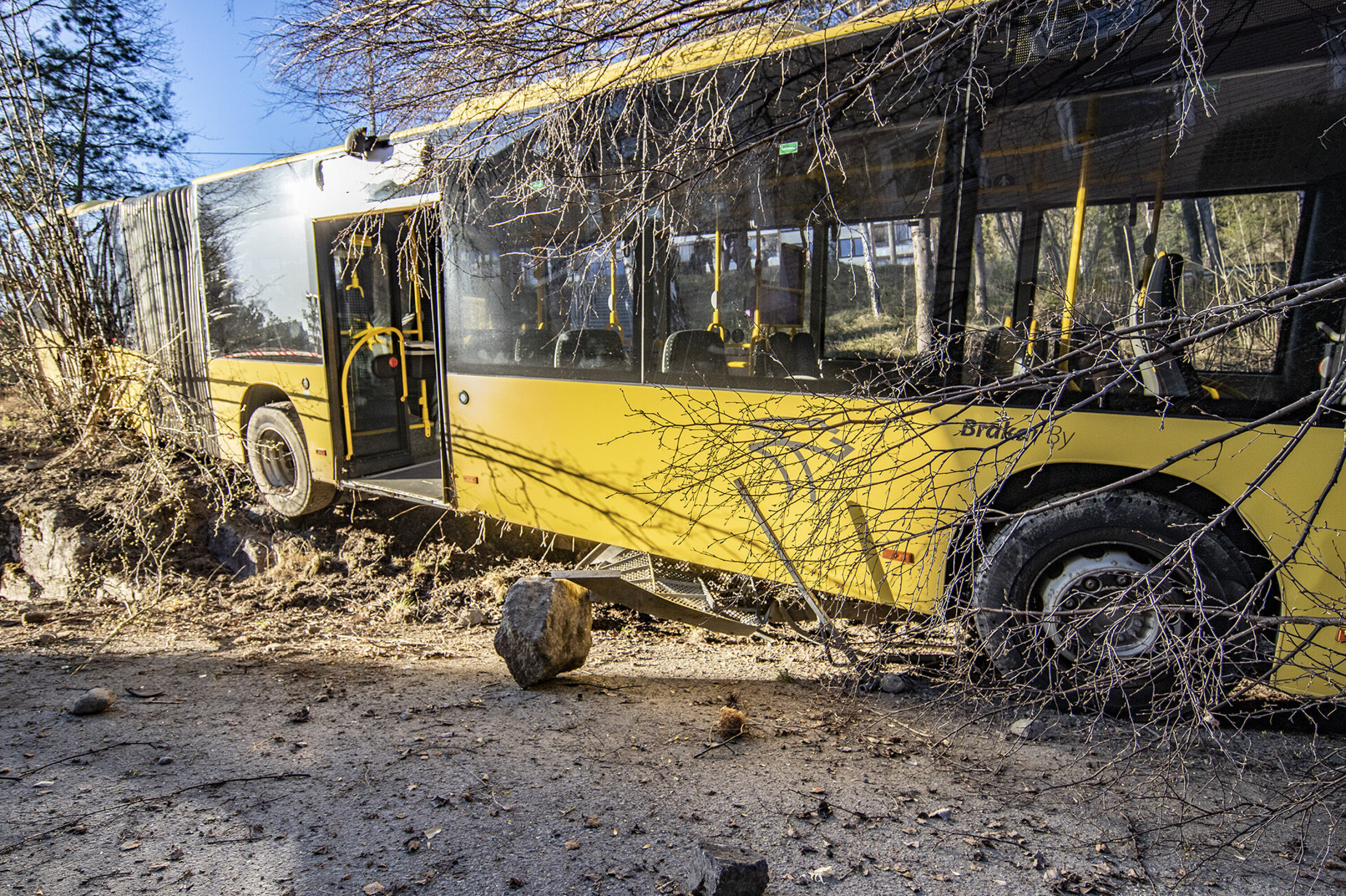 Løpsk leddbuss traff to personer og braste utfor skråning