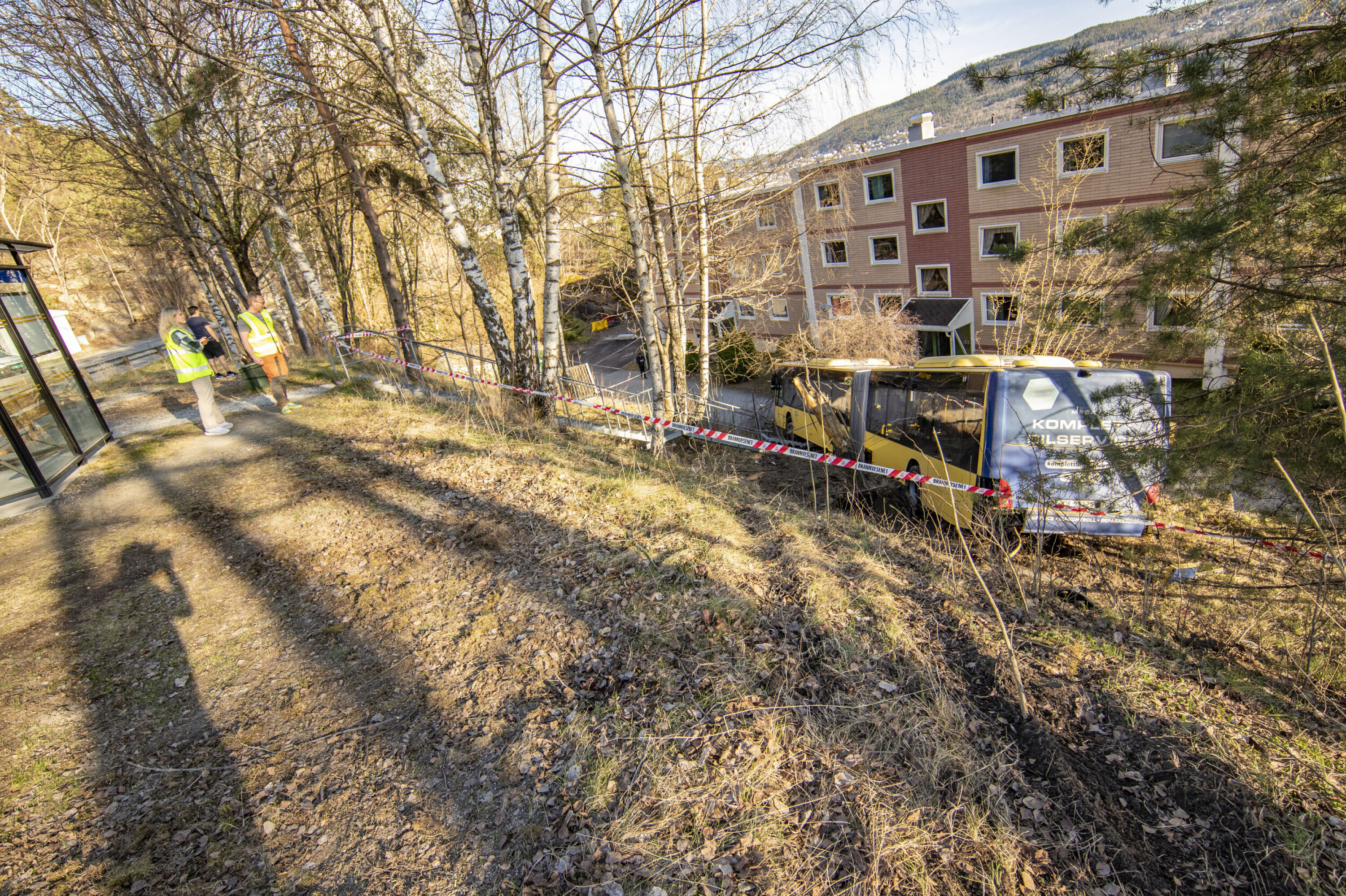 Løpsk leddbuss traff to personer og braste utfor skråning