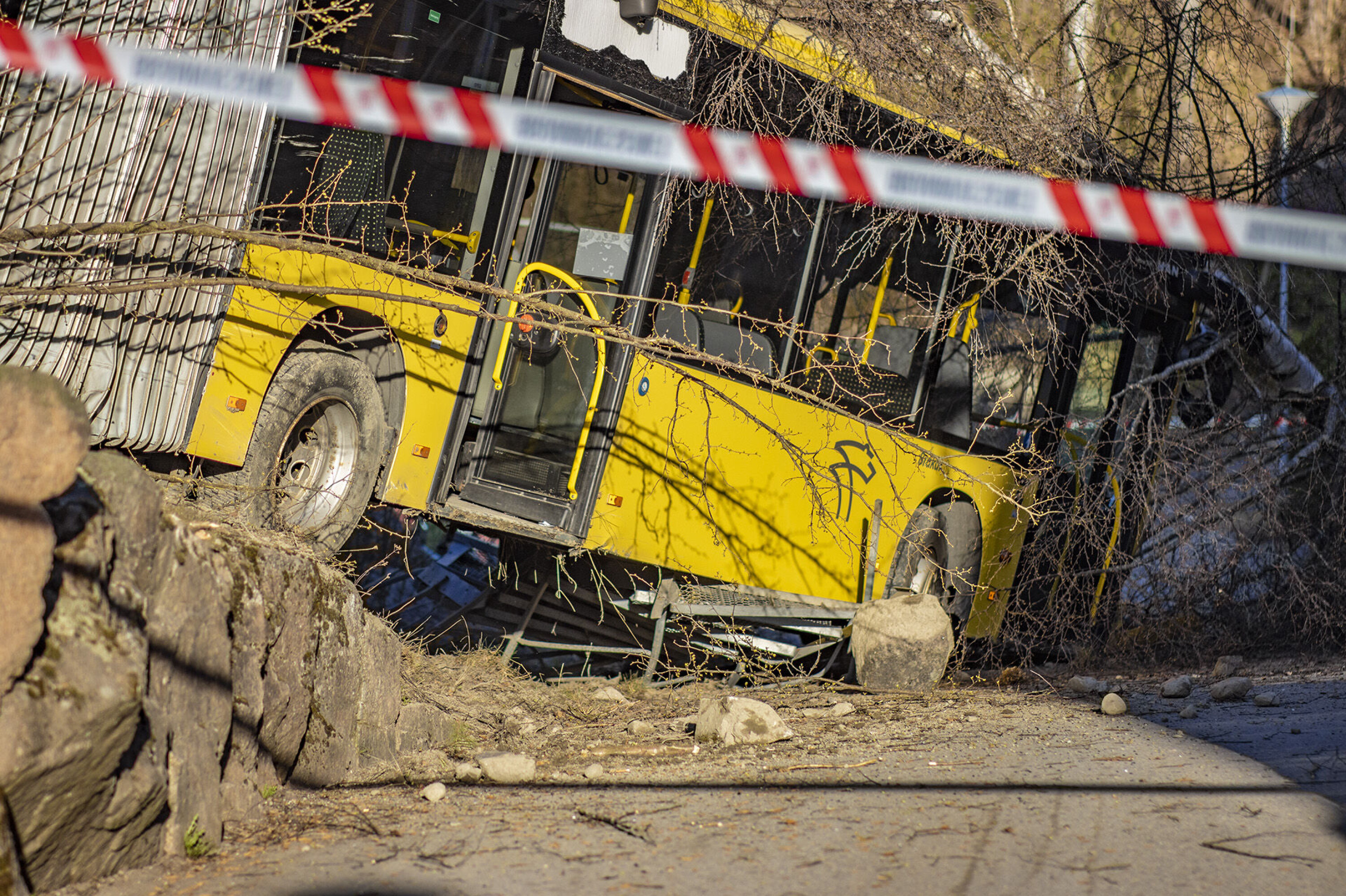 Løpsk leddbuss traff to personer og braste utfor skråning