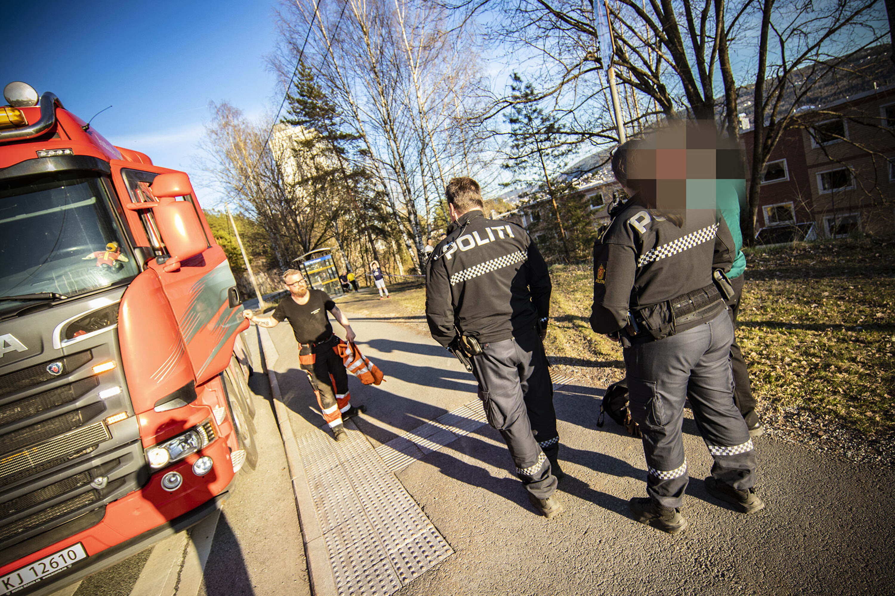 KREVENDE BERGINGSJOBB: Falck er onsdag kveld på stedet med to bergingsbiler for å forsøke å få bussen oppg igjen. Det er en krevende oppgave.