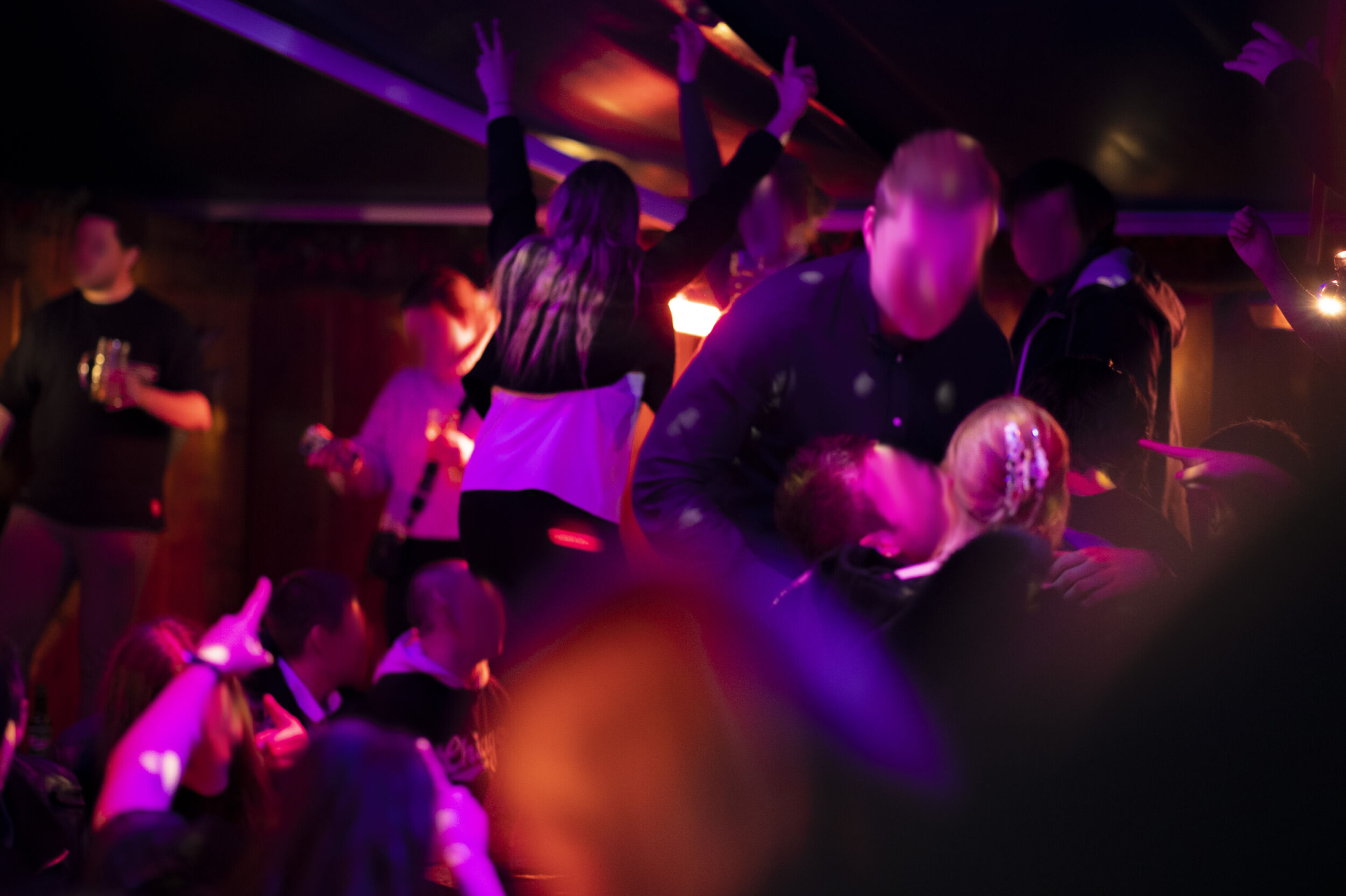 UTESERVERING OG ALLSANG: Her fra Heidi's Bier Bar på Bragernes. Utestedets konsept baserer seg i stor grad på takterassen. Det kan det bli slutt på om kommunen vedtar det nye regelverket.