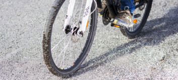 Frykter sykkelulykker ved sen feiing av strøgrusen
