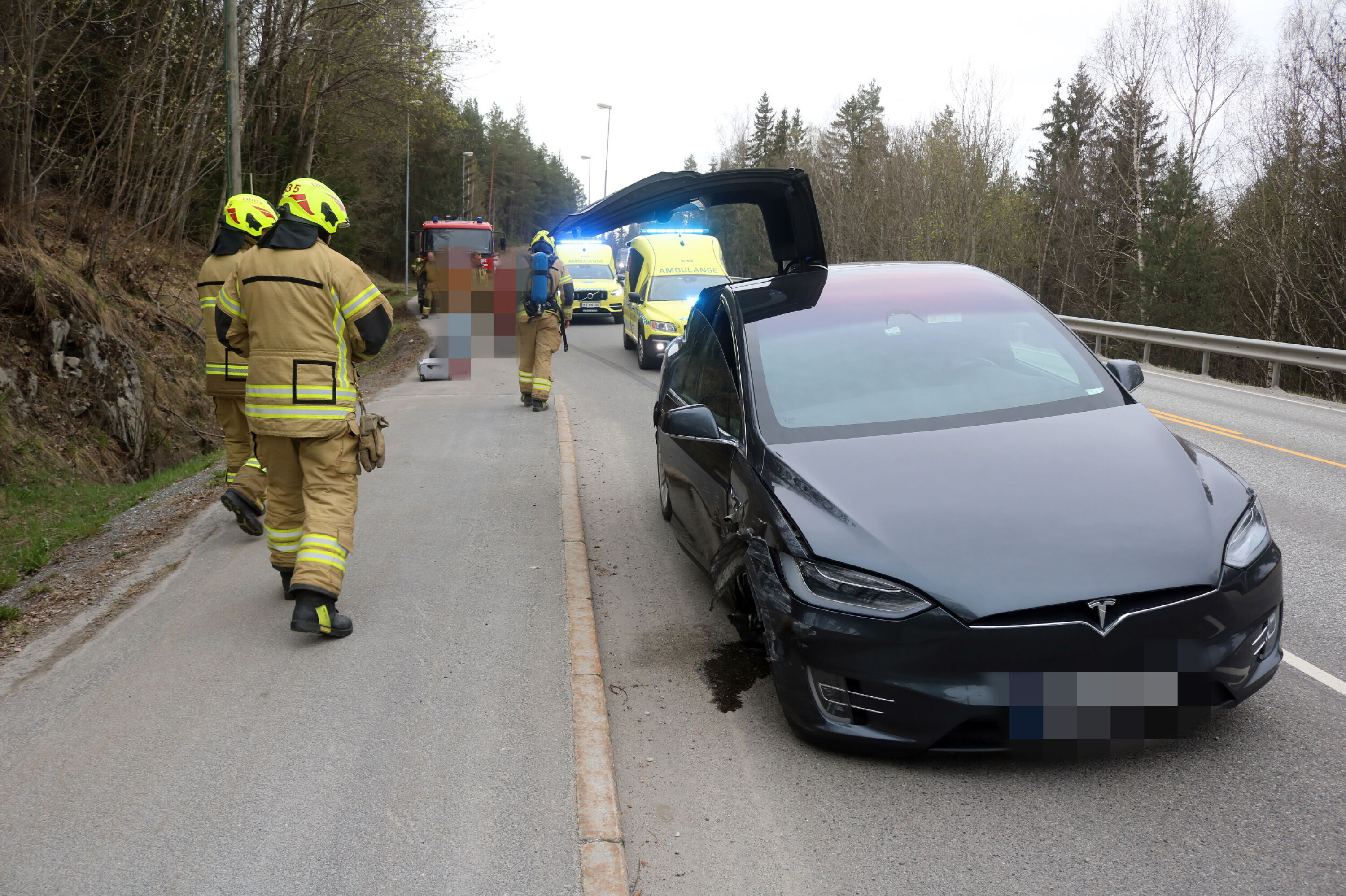 UKJØRBAR: En Tesla mistet høyre forhjul i sammenstøtet med autovernet på stedet. «Falcon wing»-dørene fungerte fortsatt.
