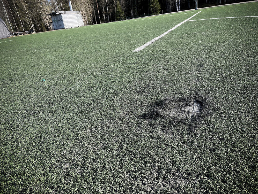 KONNERUD STADION: Har aktivitet store deler av døgnet, elleve måneder i året. Banen er nå 16 år gammel, hvilket har satt sitt preg - og er nå per defisjon ikke forsvarlig å bruke. KONNERUD STADION: Har aktivitet store deler av døgnet, elleve måneder i året. Banen er nå 16 år gammel, hvilket har satt sitt preg - og er nå per defisjon ikke forsvarlig å bruke.