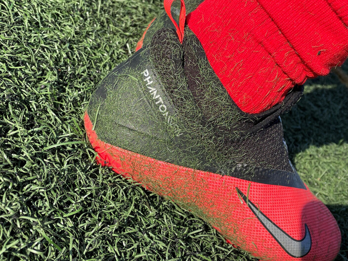 <span class=" italic" data-lab-italic_desktop="italic"><span class=" font-weight-bold" data-lab-font_weight_desktop="font-weight-bold">LØS PLAST I STORE MENGDER:</span> Slik ser fotballskoene ut etter en liten runde på «grasset». Om to måneder stenger banen før arbeidene starter.</span> <span class=" italic" data-lab-italic_desktop="italic"><span class=" font-weight-bold" data-lab-font_weight_desktop="font-weight-bold">LØS PLAST I STORE MENGDER:</span> Slik ser fotballskoene ut etter en liten runde på «grasset». Om to måneder stenger banen før arbeidene starter.</span>