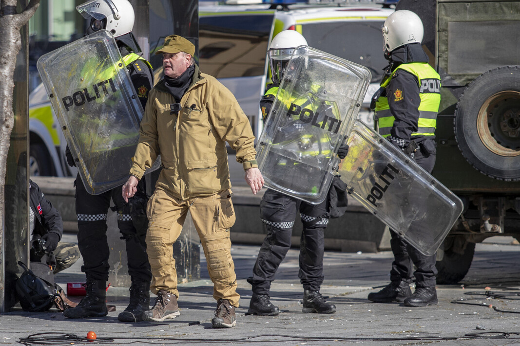 DRAMMEN I FJOR: SIAN-leder Lars Thorsen omringet av politi med skjold. Til tross for at koranen aldri ble brent måtte politiet avbryte arrangementet av hensyn til sikkerheten. DRAMMEN I FJOR: SIAN-leder Lars Thorsen omringet av politi med skjold. Til tross for at koranen aldri ble brent måtte politiet avbryte arrangementet av hensyn til sikkerheten.