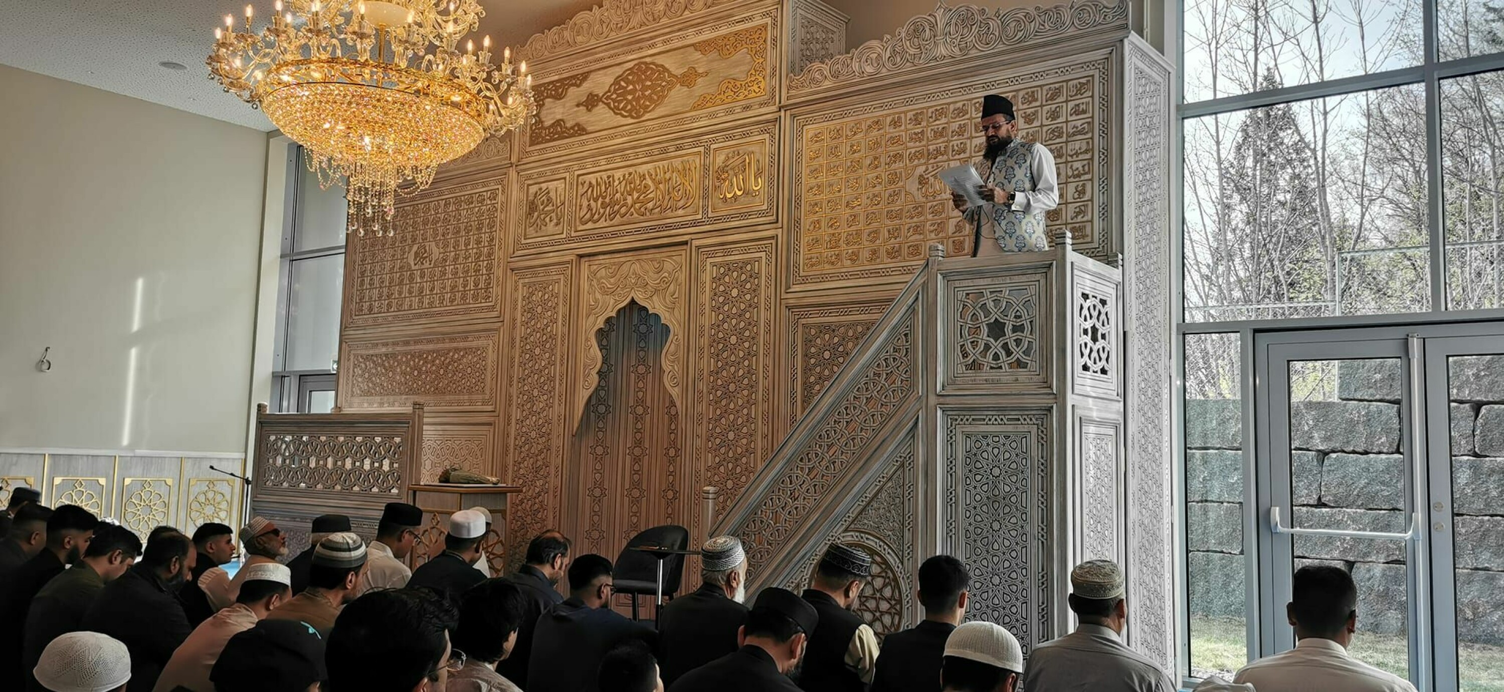 ÅPNINGSSEREMONI: Her taler imam Avais Malik fra «podiet.» på den nye mihraben, som kom på plass nylig.