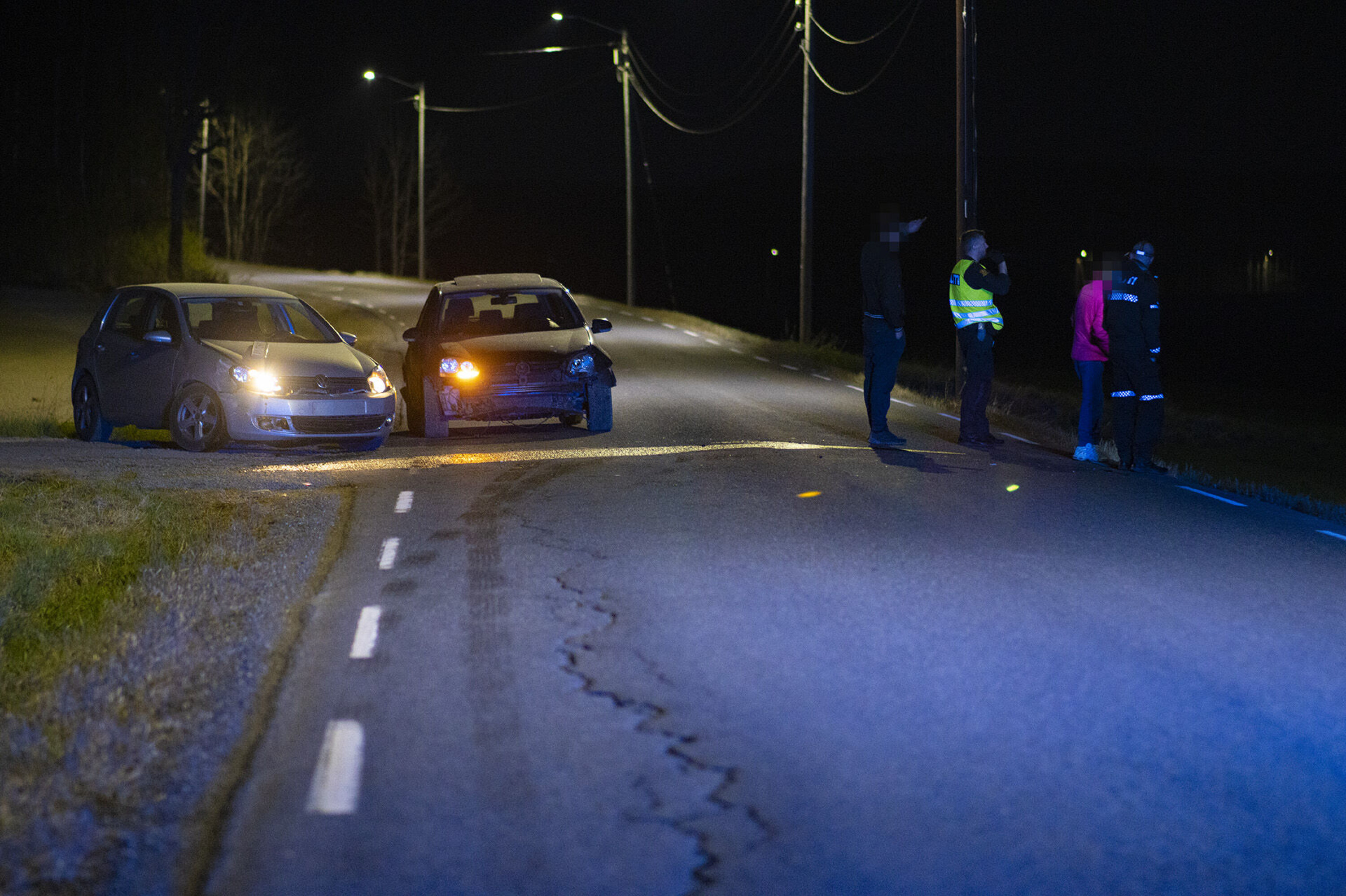 KRASJ: Kollisjonen skal ha skjedd da en av bilene kom kjørende ut på hovedveien fra sideveien, opplyste en av førerne til DRM24.