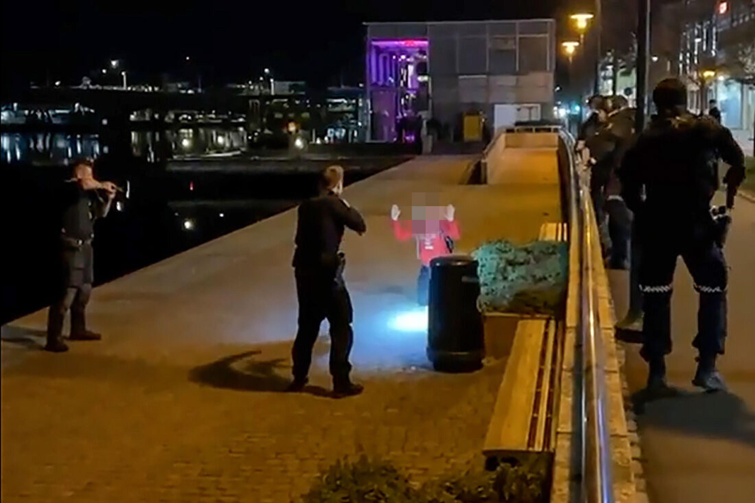 Her blir pistoldesperadoen pågrepet: - Get down on the ground!