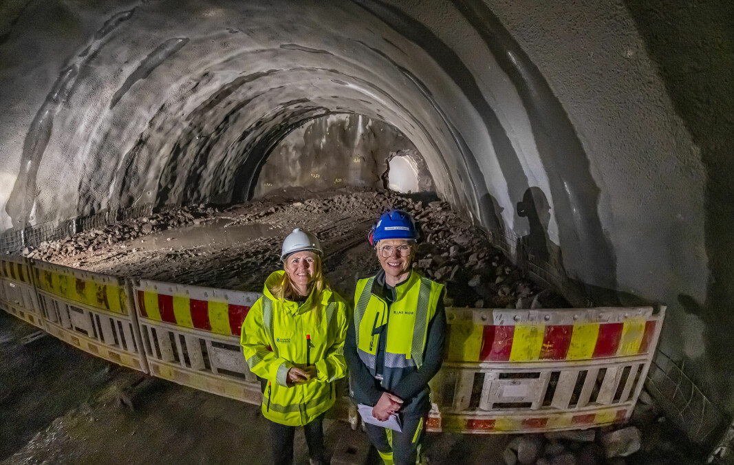 ET EKTE GJENNOMSLAG: Ordfører i Drammen Monica Myrvold Berg (t.v.) og prosjektsjef Hanne Anette Stormo i BaneNOR konstaterer at det er gjennomslag i togtunnelen gjennom Strømsåsen, veggen mellom bergtunnel og løsmassetunnelen er brutt.