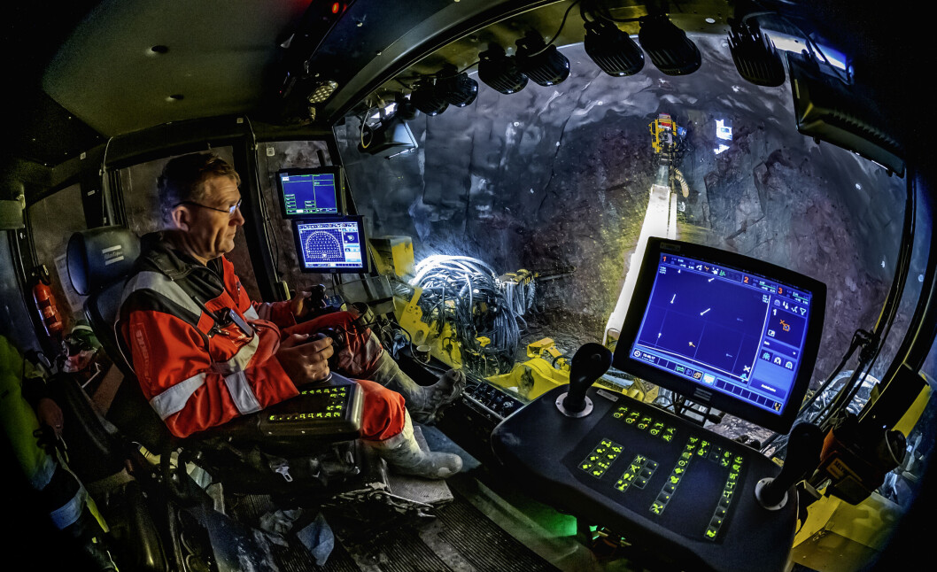 <span class=" italic" data-lab-italic_desktop="italic">Datastyrte borerigger med laserpresisjon sørget for å holde tunnelen på riktig kurs.</span> <span class=" italic" data-lab-italic_desktop="italic">Datastyrte borerigger med laserpresisjon sørget for å holde tunnelen på riktig kurs.</span>