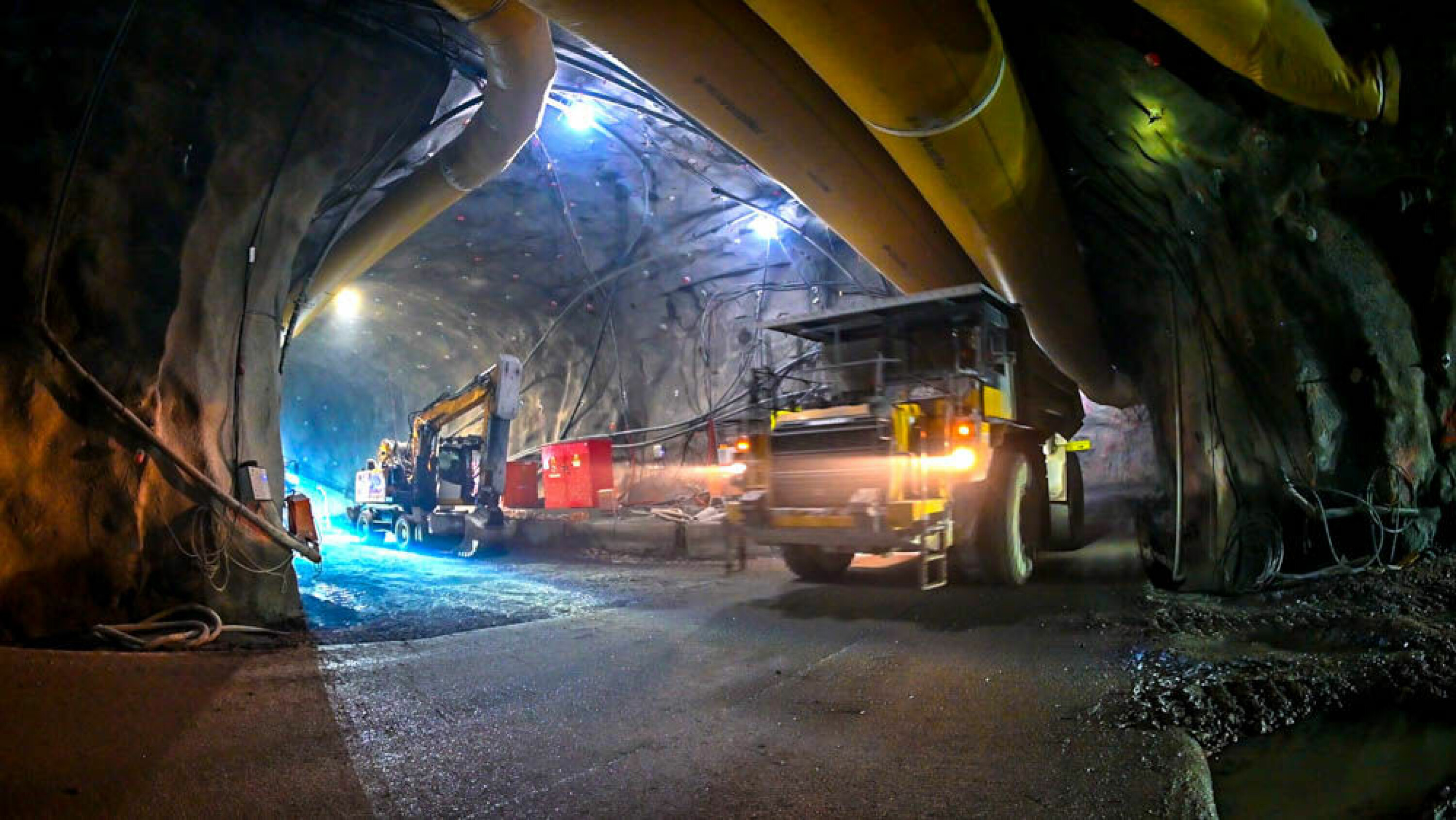 Rundt 10 kilometer tunnel er sprengt ut i drammensgranitten hovedløp og servicetunneler.