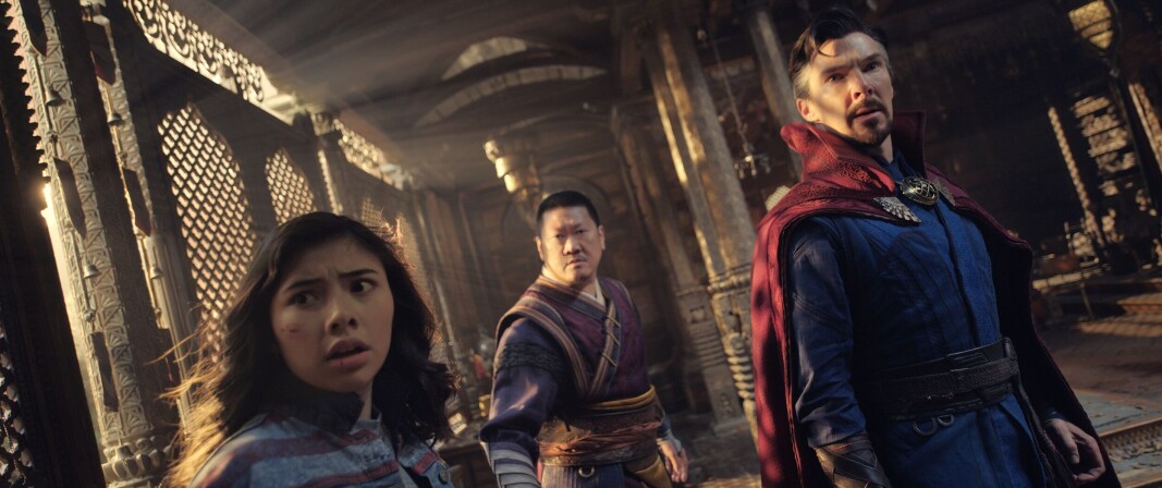 Nykommer Xochitl Gomez spiller America Chavez, som trenger støtte av Wong (Benedict Wong) og Doctor Strange Nykommer Xochitl Gomez spiller America Chavez, som trenger støtte av Wong (Benedict Wong) og Doctor Strange