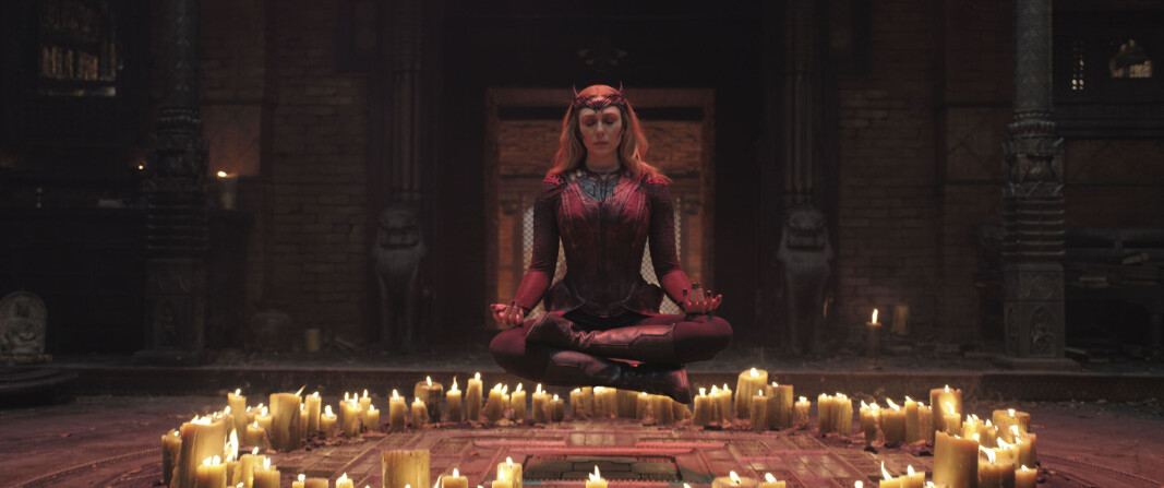 <span class=" italic" data-lab-italic_desktop="italic">Scarlett Witch bruker sin luftige meditasjonsteknikk for å kunne finne piken med den mektige kraften</span> <span class=" italic" data-lab-italic_desktop="italic">Scarlett Witch bruker sin luftige meditasjonsteknikk for å kunne finne piken med den mektige kraften</span>